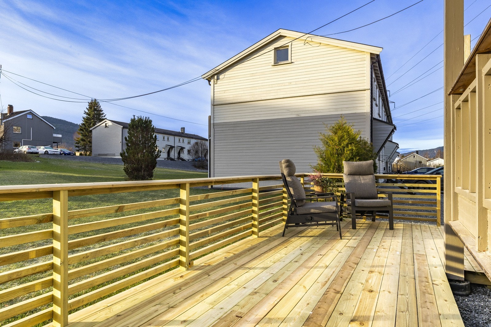 Adkomst til en større terrasse på borettslagets tomt, i følge selger er den godkjent oppført av borettslaget. Galleribilde