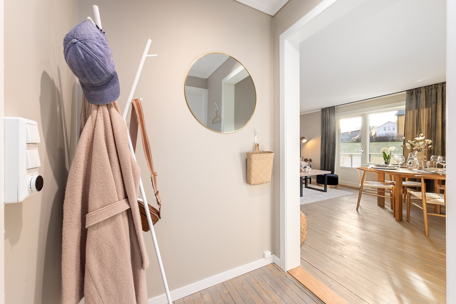 Det er plass til oppheng for yttertøy og til å sette ifra seg sko, noe som gjør det enkelt å holde orden i inngangspartiet. Galleribilde