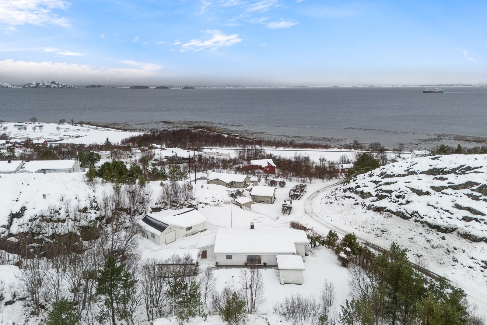 Eneboligen ligger fint plassert på en skrånende, nordvendt tomt på 1451 kvm. Galleribilde