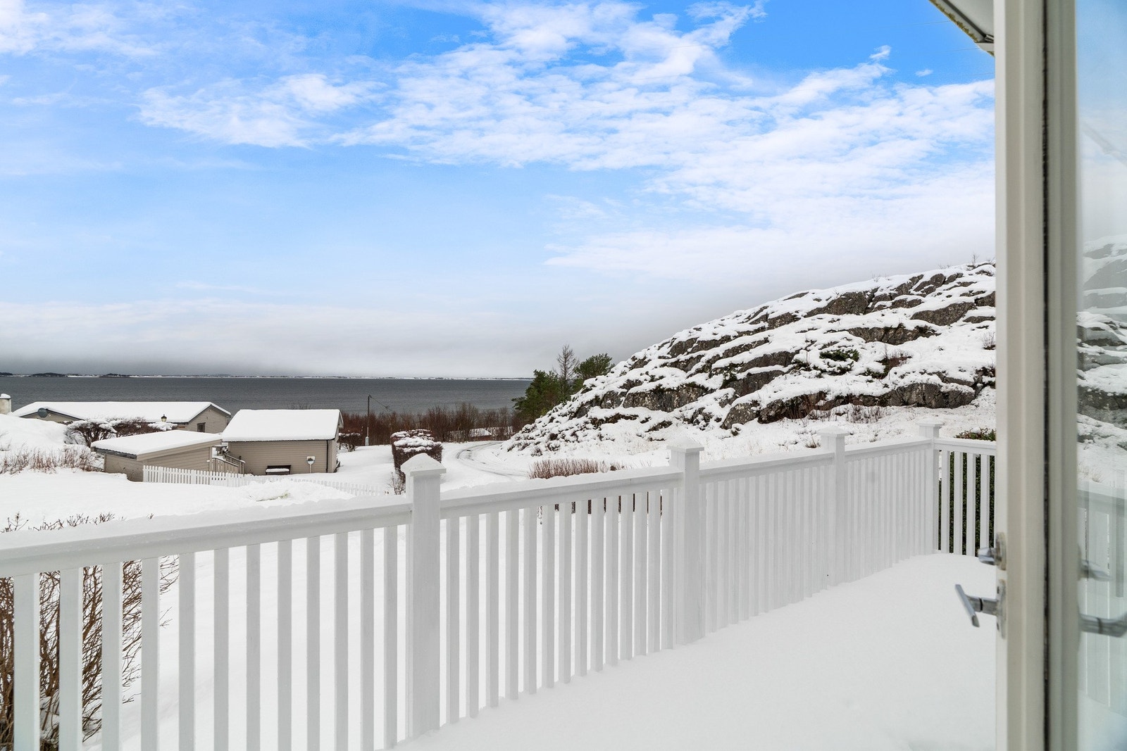 Utsikten kommer virkelig til sin rett på den nordvendte balkongen ved stuen. Galleribilde