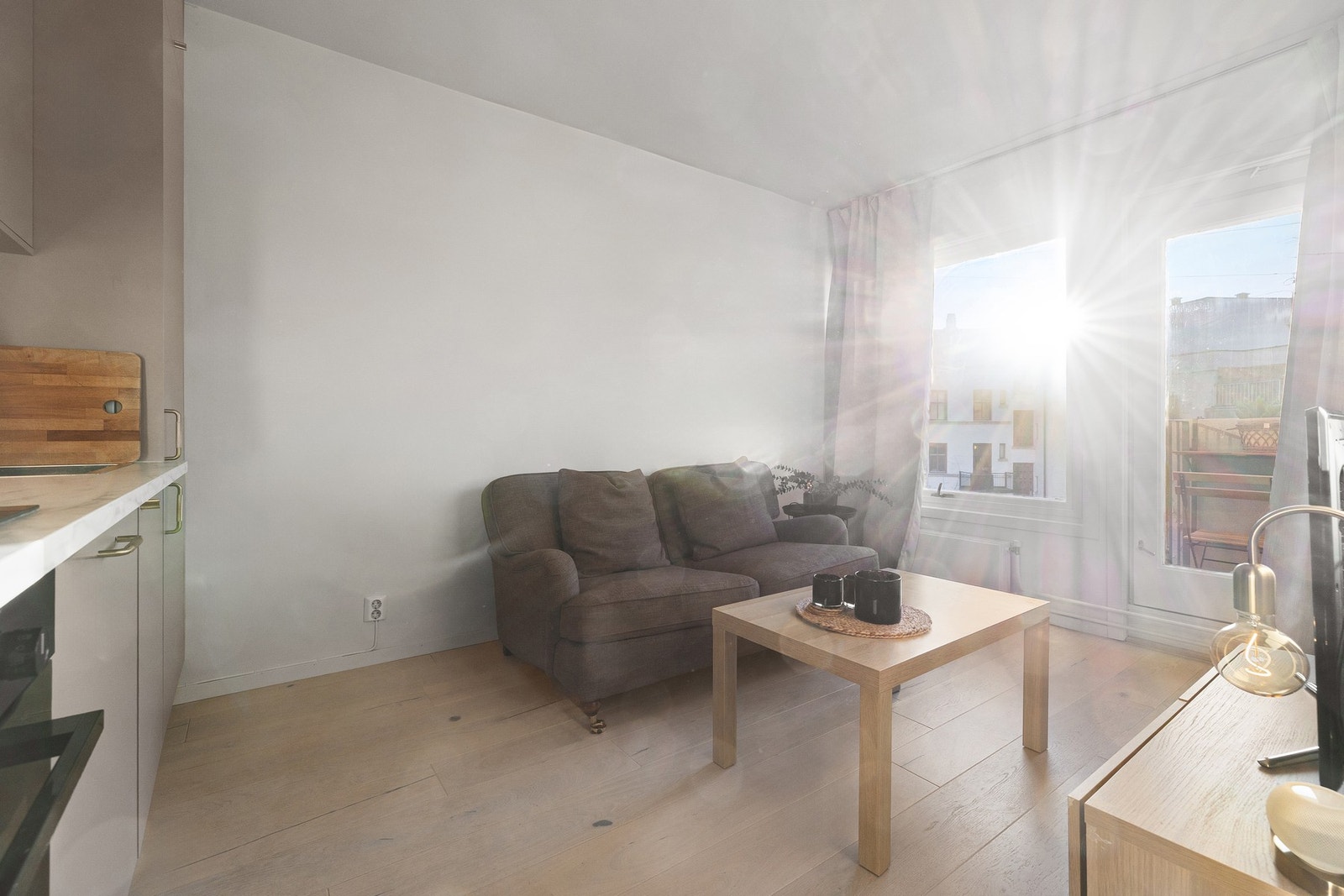 Utgang til din egen balkong fra stue som vender mot stille og rolig gårdsrom. Galleribilde