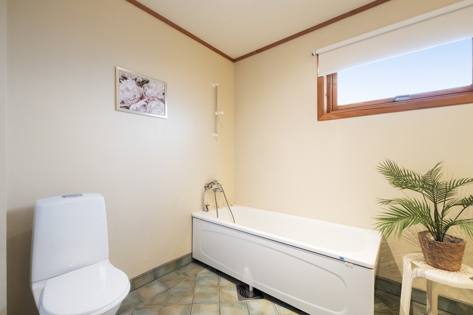 Videre er badet utstyrt med badekar og toalett. Galleribilde