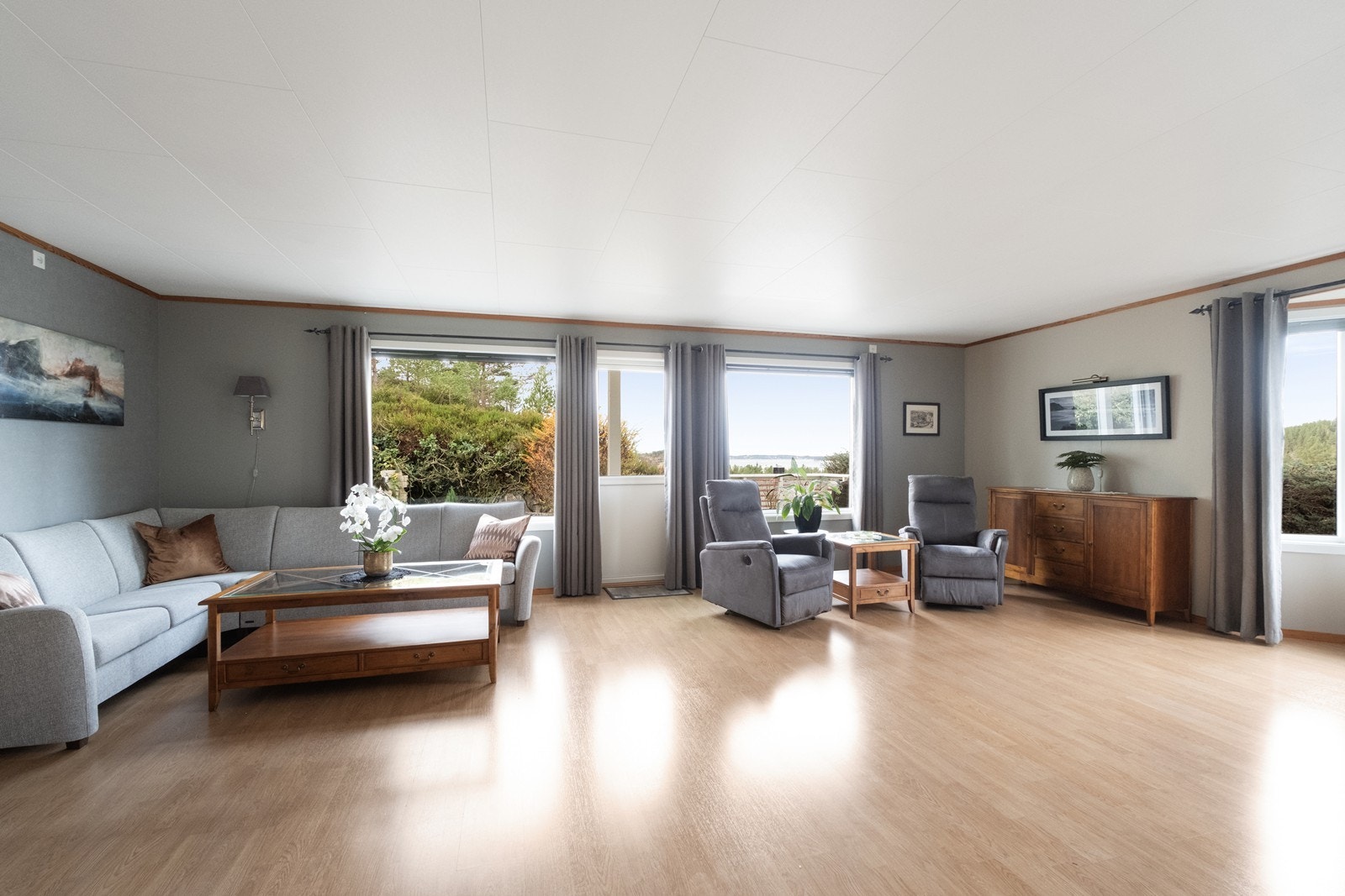 Utsikten kan nytes både innendørs og utendørs. Galleribilde