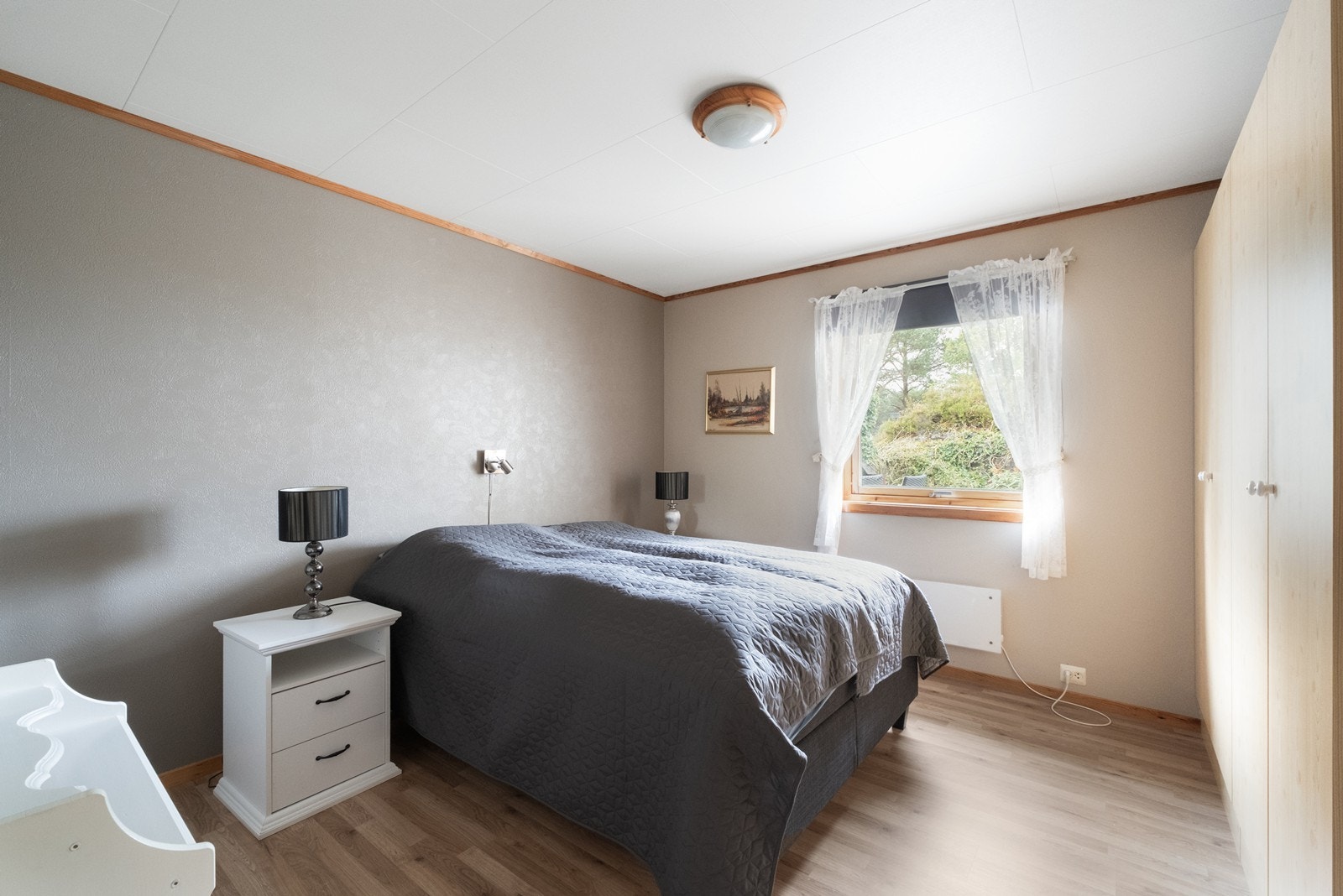 Hovedsoverommet er romslig, med god plass til dobbelseng og dobbel garderobe montert. Galleribilde