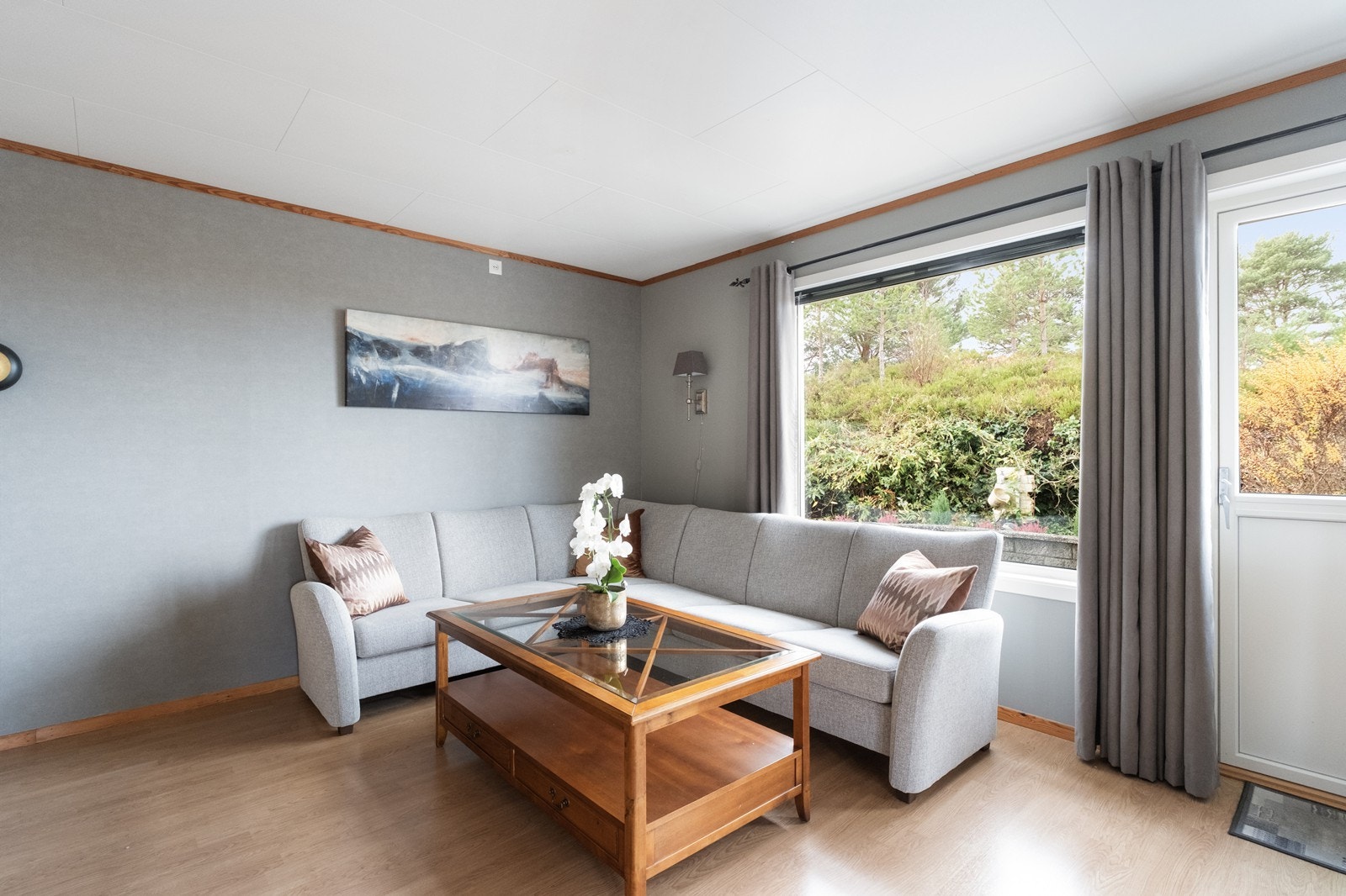 Utenfor stuevinduet har man grøntområde, og man bor skjermet og privat. Galleribilde