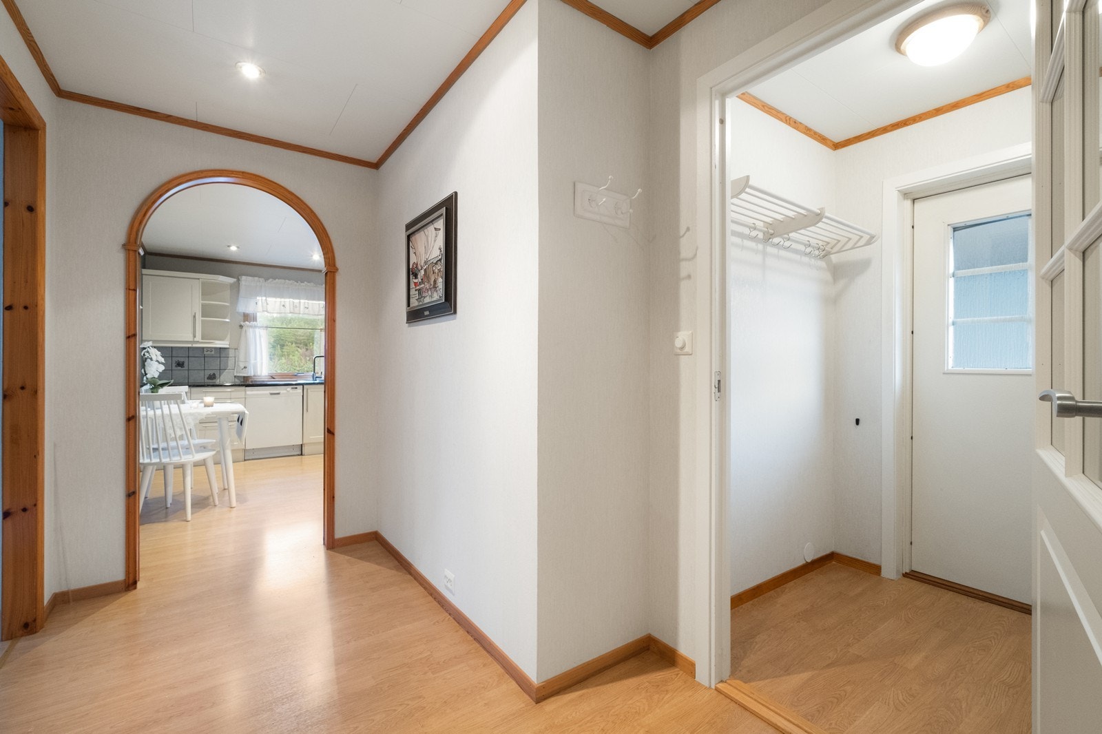 Fra entrè og gang er det åpent inn mot kjøkken. Til venstre er åpningen mot stuen. Galleribilde