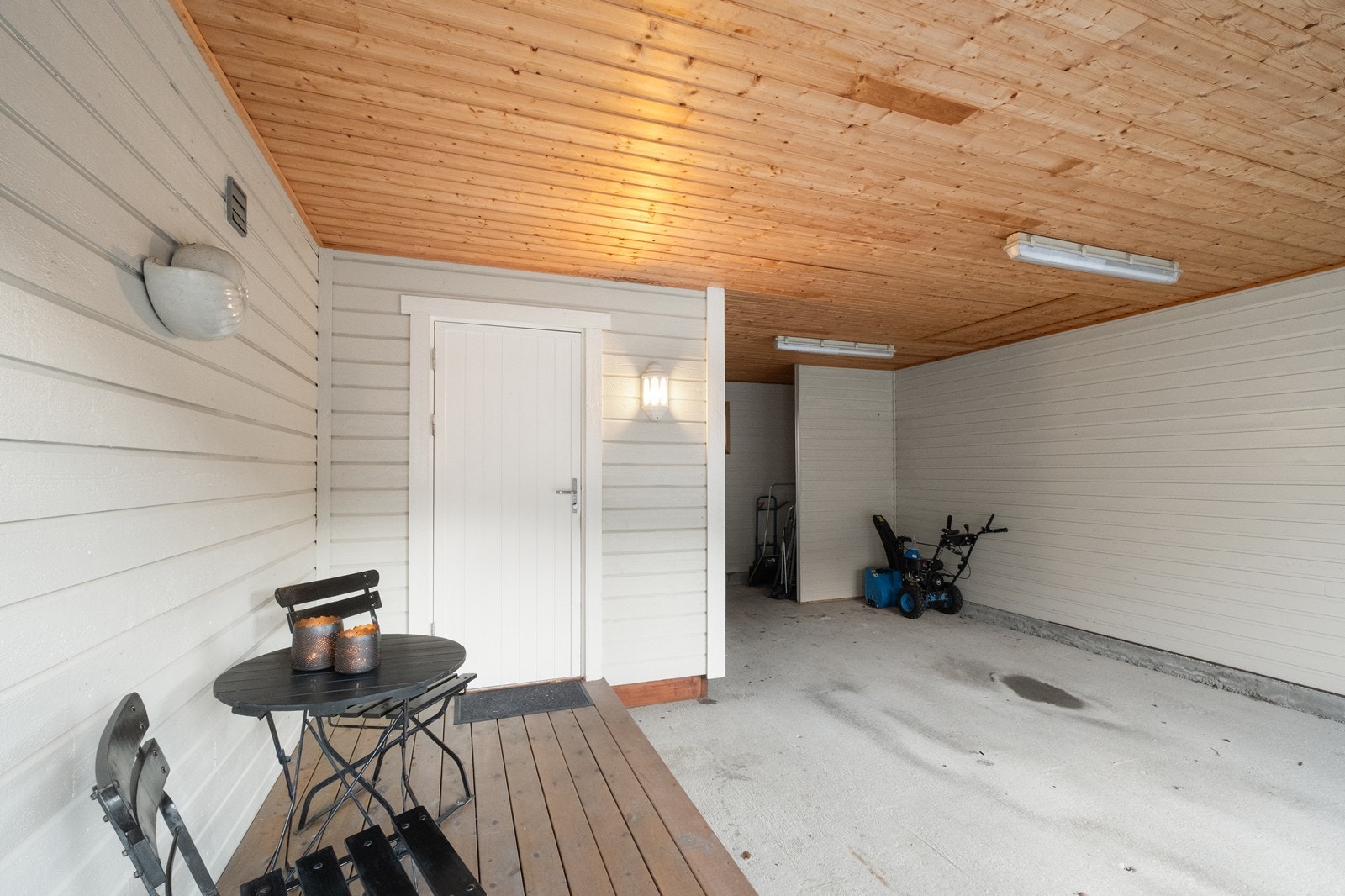 I carporten kan man parkere bilen under tak, og gå tørrskodd inn i huset, uansett vær og føre. Galleribilde