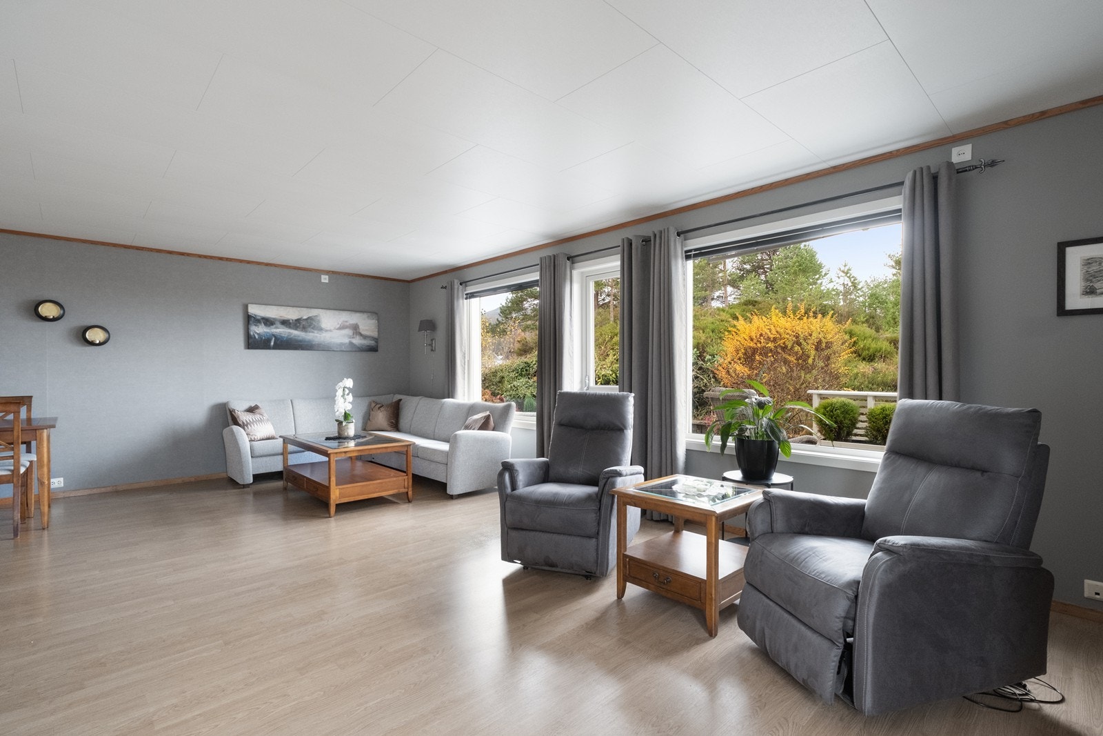 Fra stuen har man utgang til den store, sørvestvendte verandaen. Galleribilde