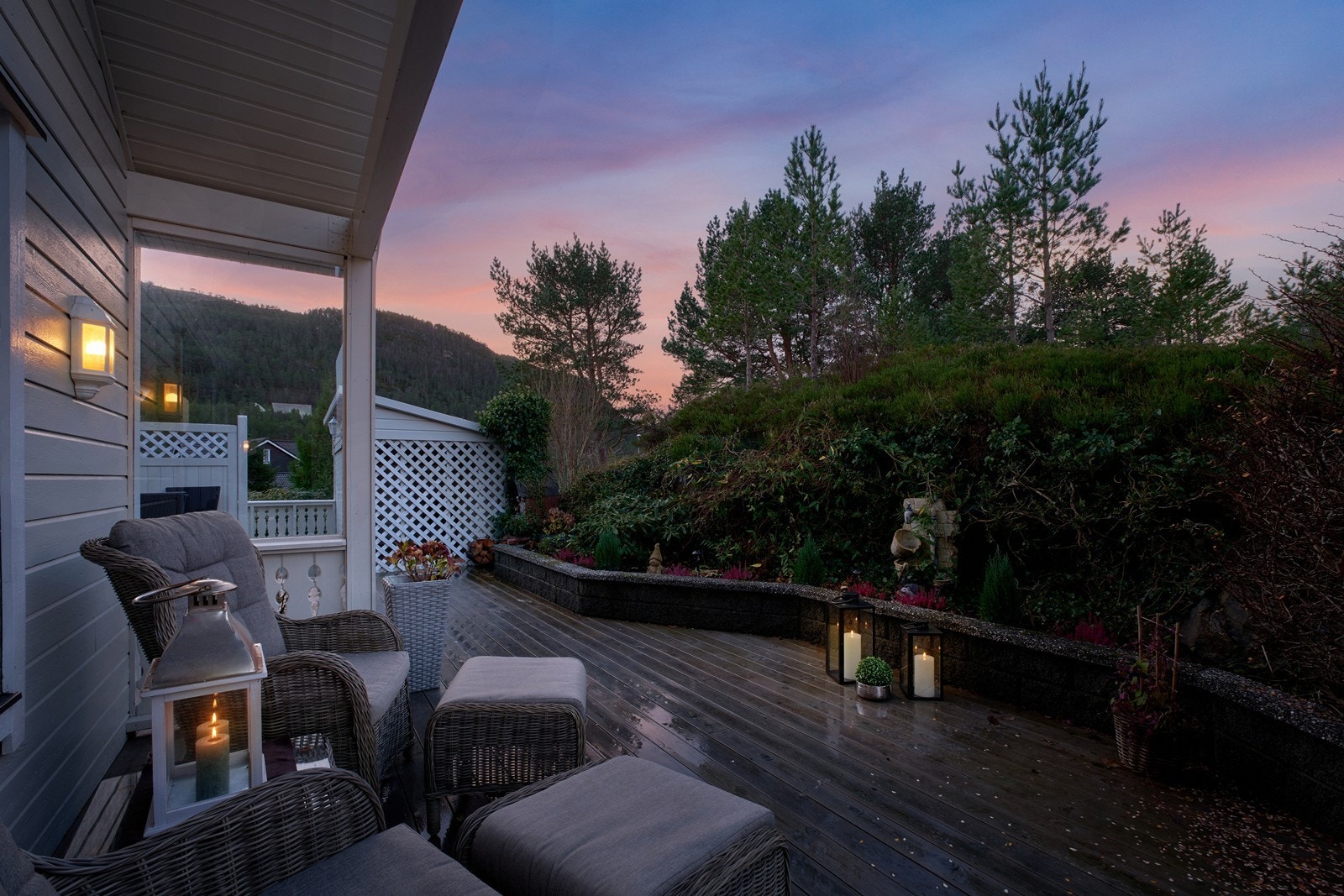 Grøntområdet ved siden av boligen sørger for at man sitter skjermet og privat. Galleribilde