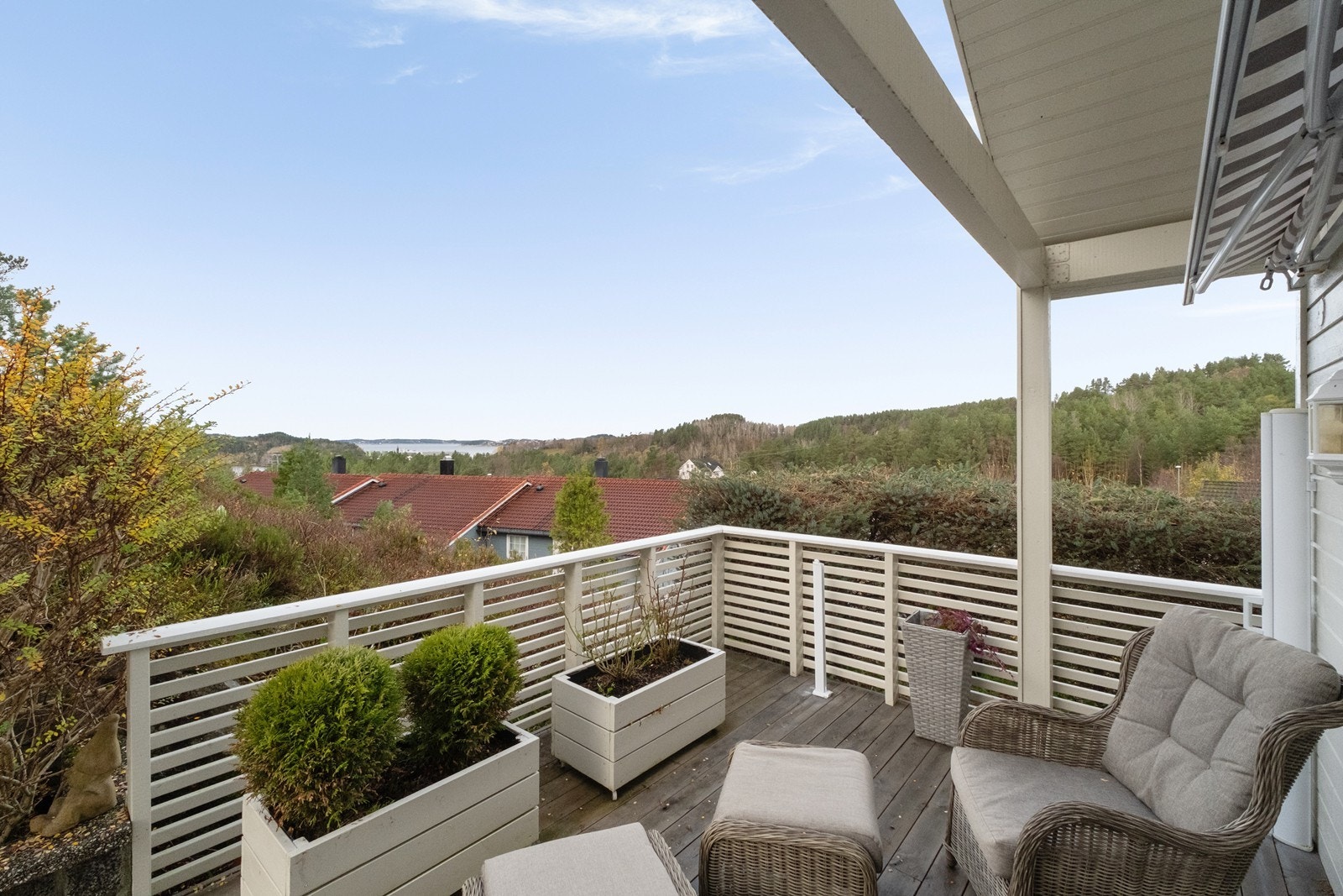 Fra boligen har man åpen og fri utsikt vestover mot Bolgsvaet, Innlandet og Nordlandet. Galleribilde