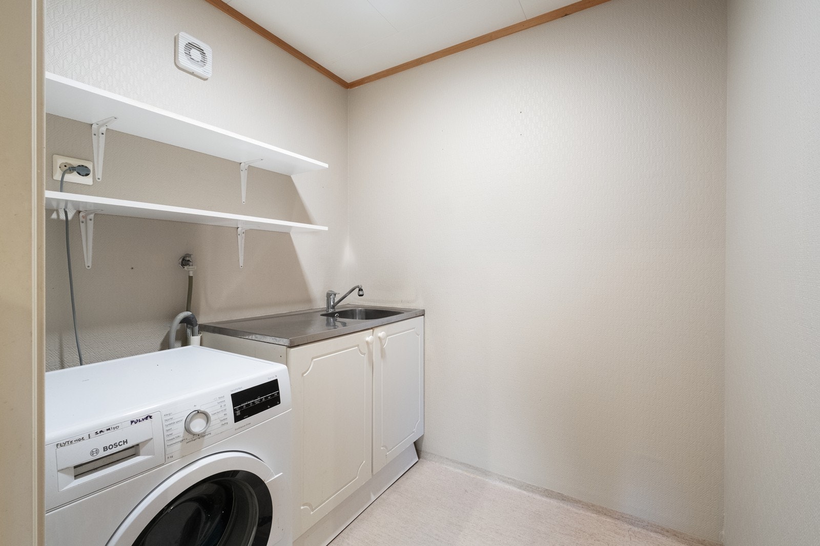 Boligen har eget vaskerom med en liten vaskeromsinnredning med utslagsvask. Galleribilde