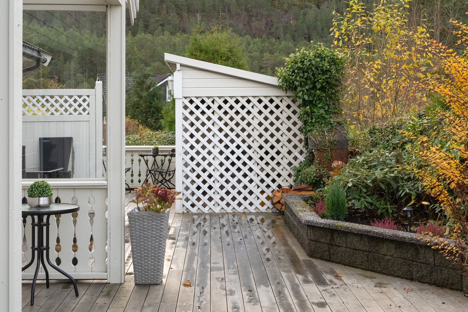 Rundt uteplassen er det grøntområder og opparbeidede bed med utebelysning. Galleribilde