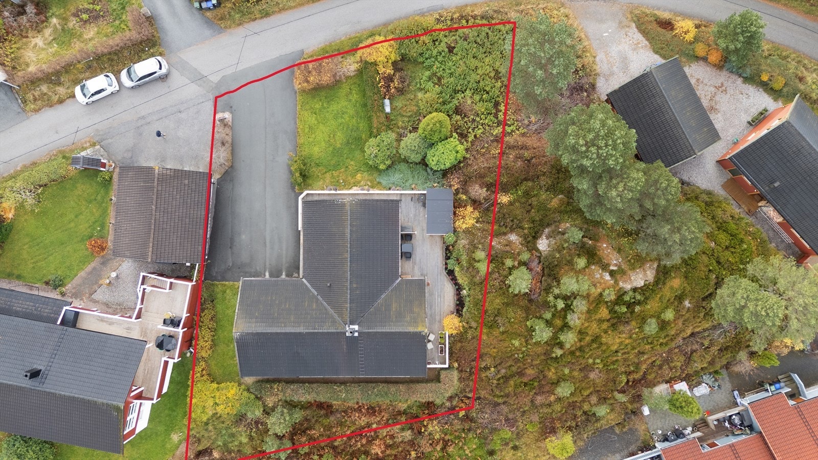 Dronebilde over eiendommen, med omtrentlig avmerking av tomtegrensene ihht. kommunens grunnkart. Galleribilde