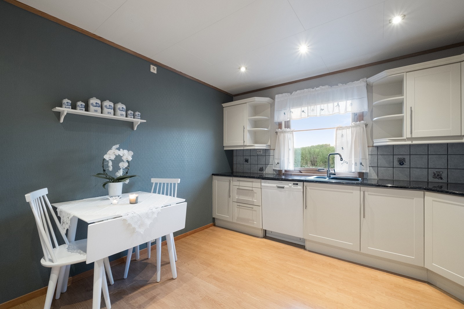 Kjøkkenvinduet sørger for dagslys og man har god plass til spisebord. Galleribilde
