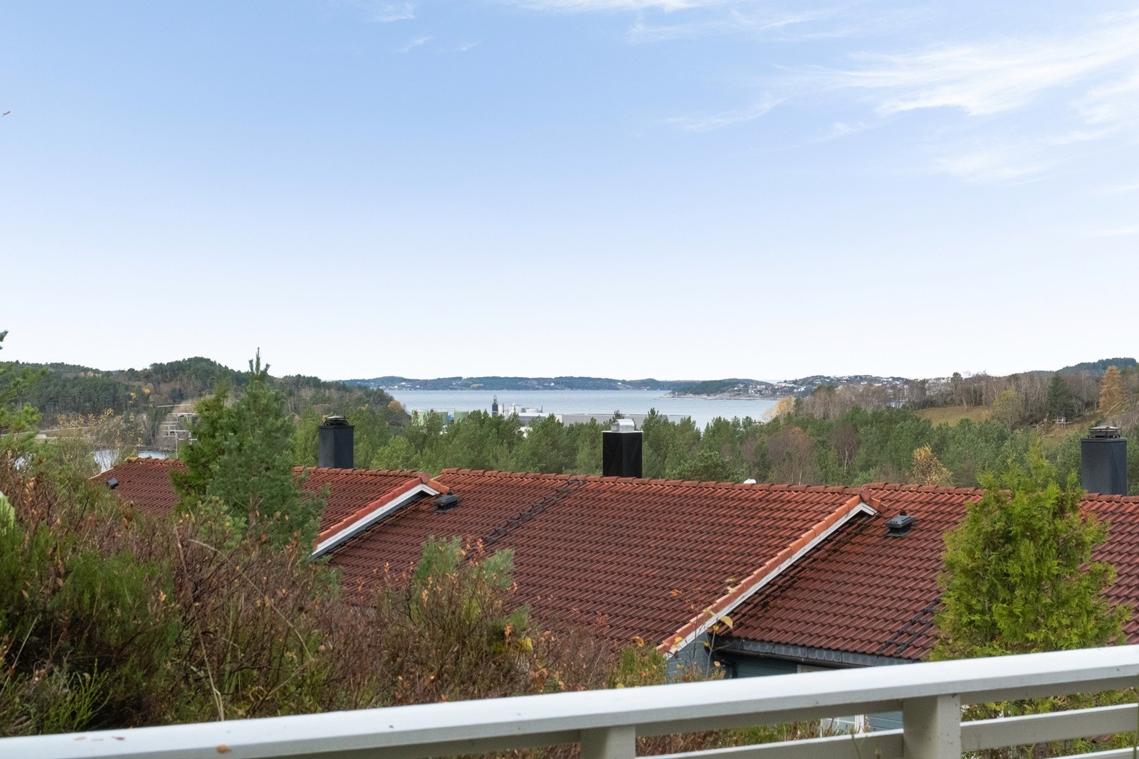 Her kan man i sommermånedene se solen gå ned bak byen. Galleribilde