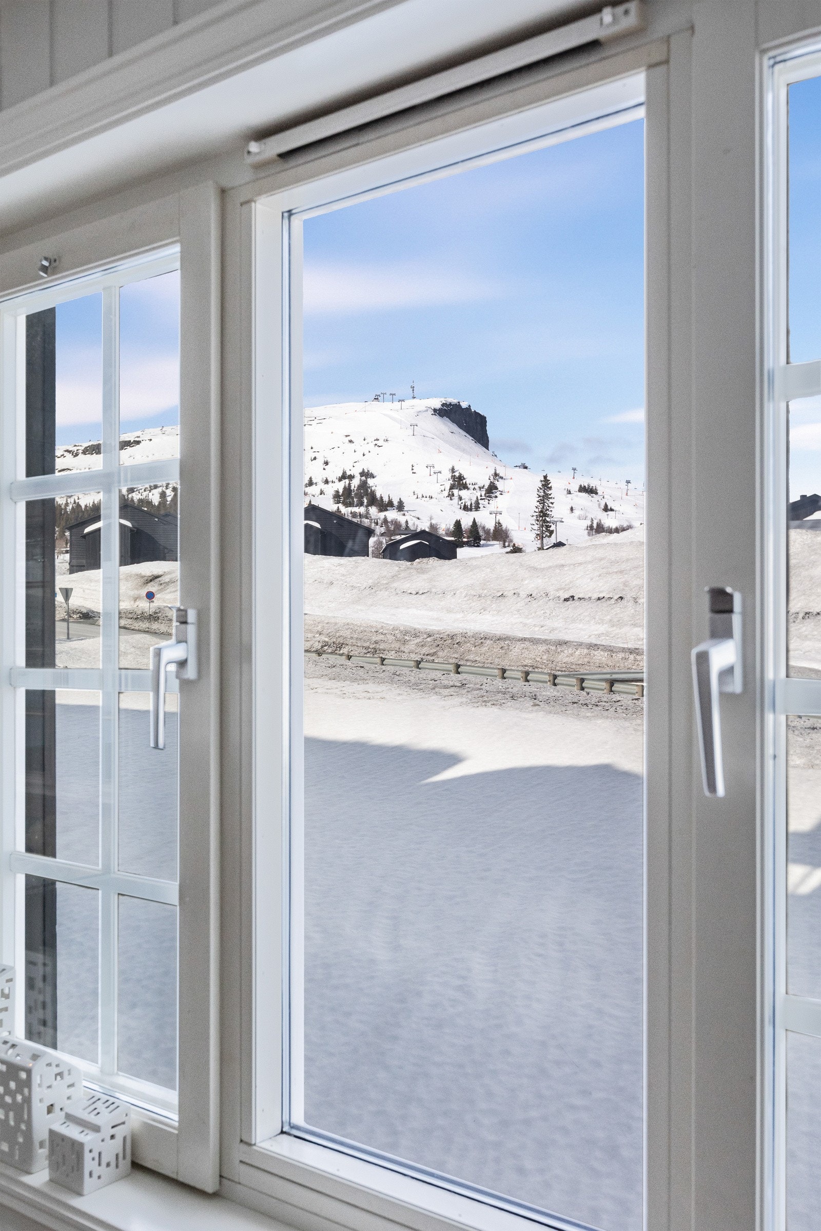 Det er flott utsikt mot selve Skeikampen fra stuevinduet Galleribilde