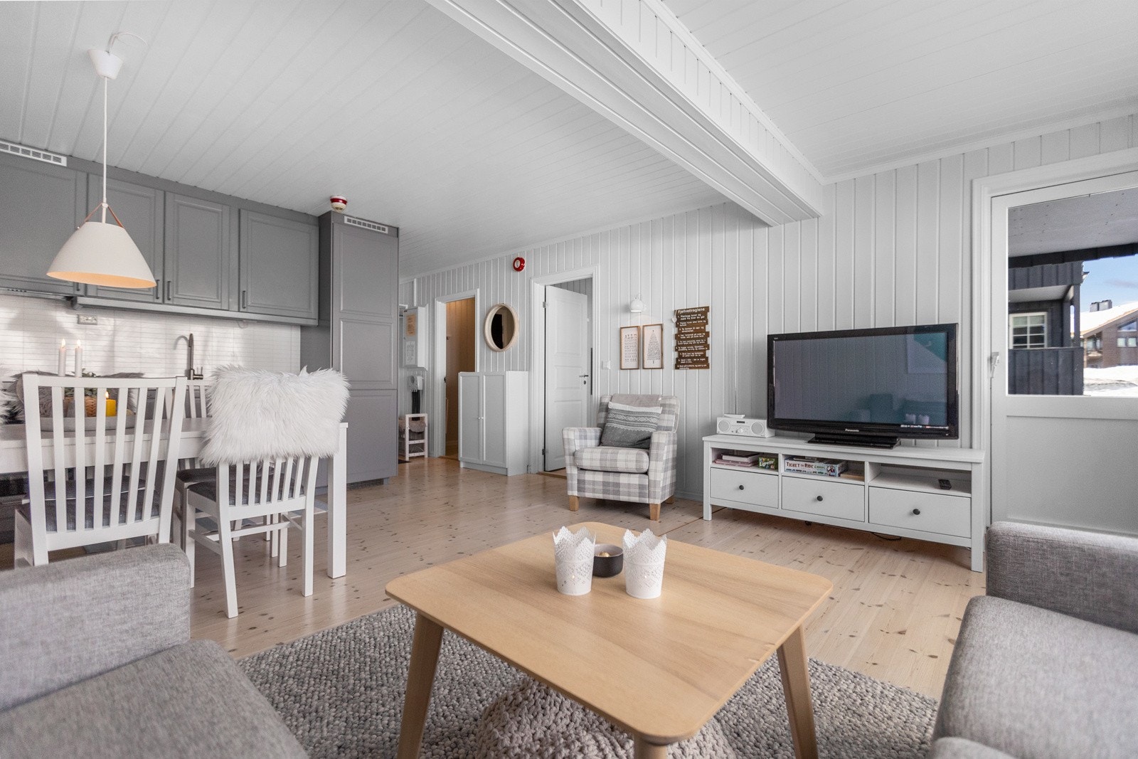 Integrert oppvaskmaskin, komfyr og kjøl-/fryseskap. Varmtvannsbereder i benk. Galleribilde