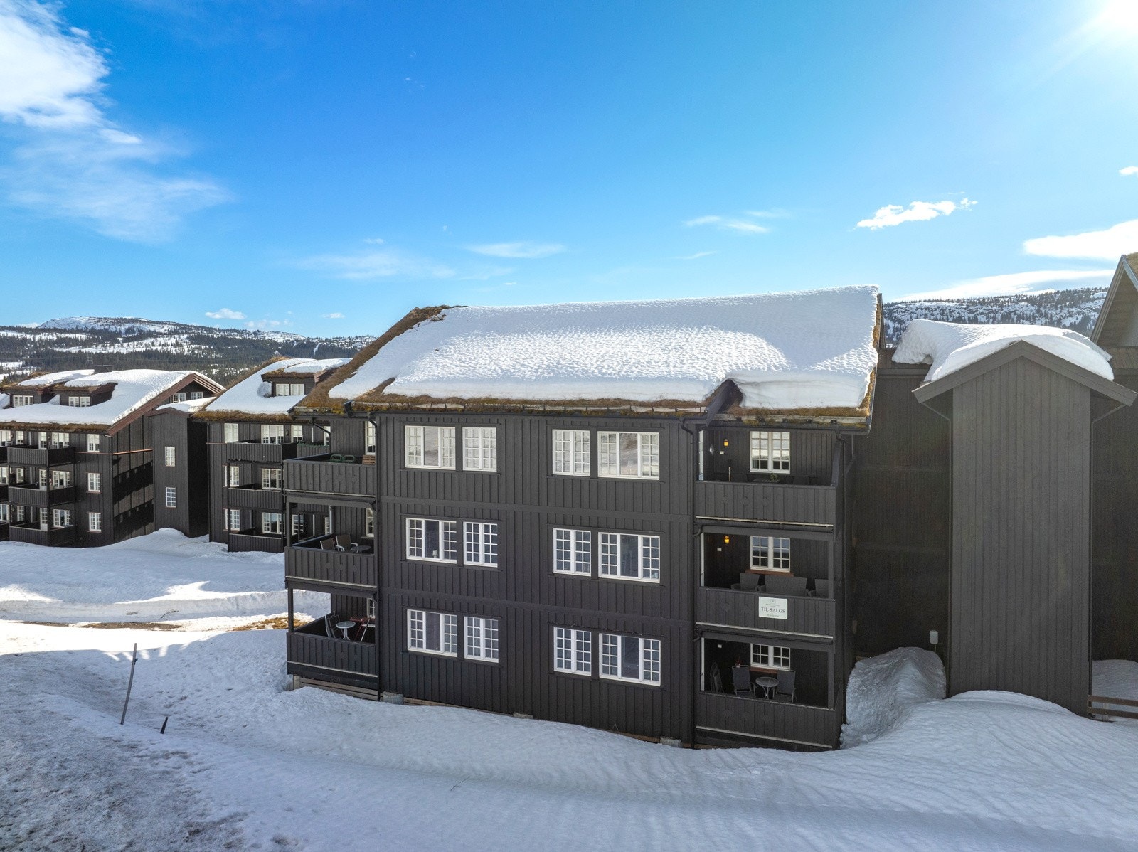 Leiligheten ligger i byggets 2. etasje med romslig balkong og flott utsikt opp mot Skeikampen Galleribilde