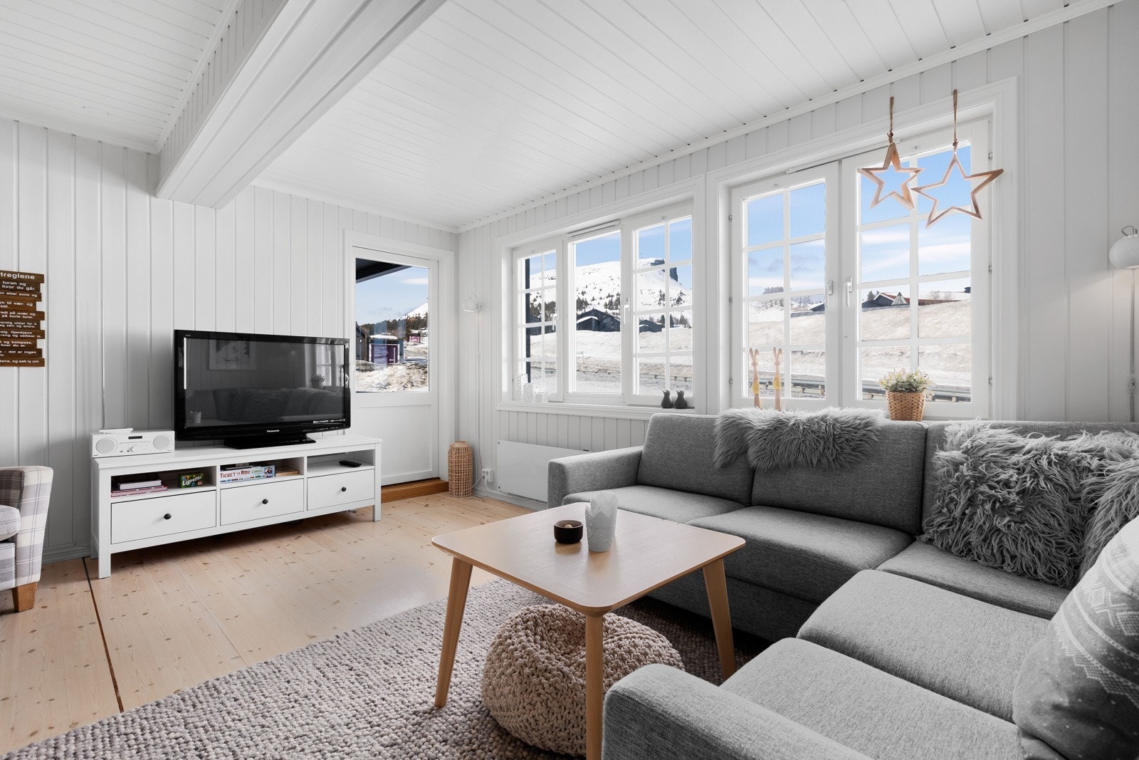 Delikat leilighet med lysmalte overflater og et moderne preg Galleribilde