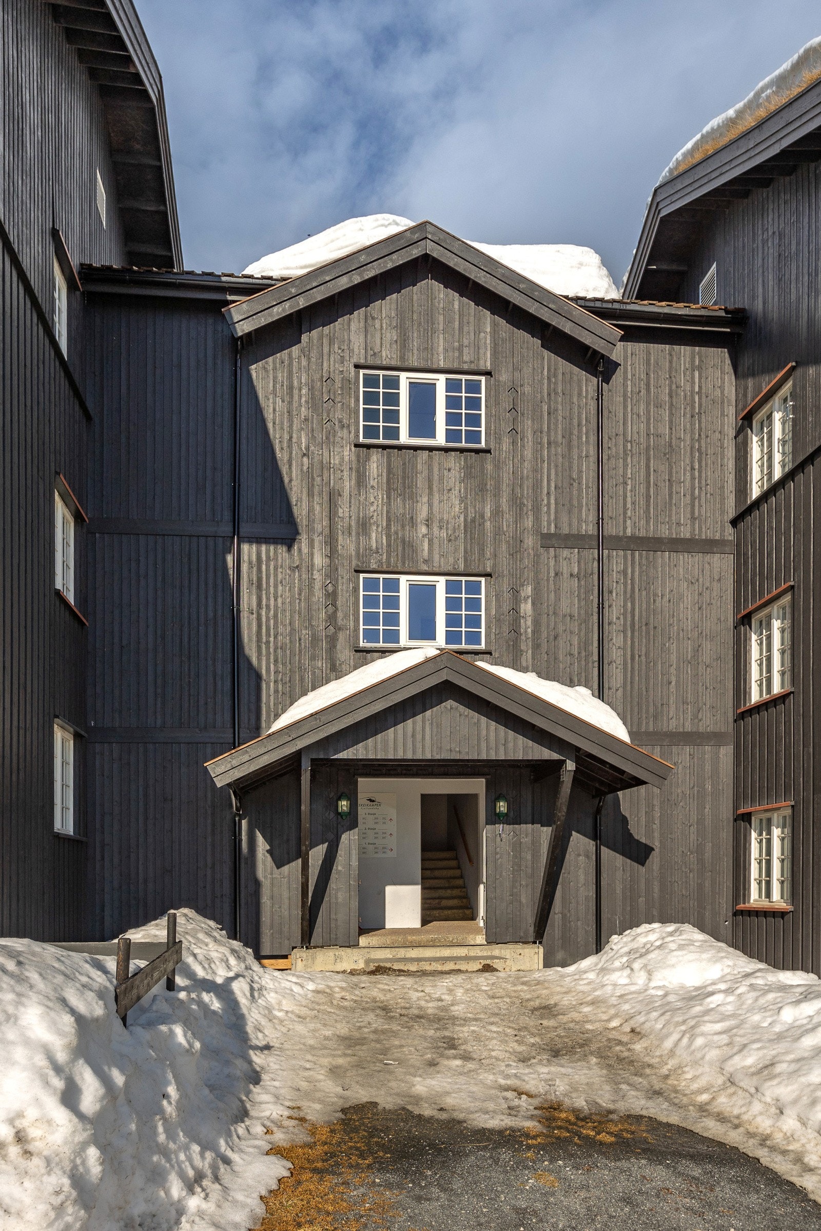 Felles takoverbygd inngangsparti Galleribilde