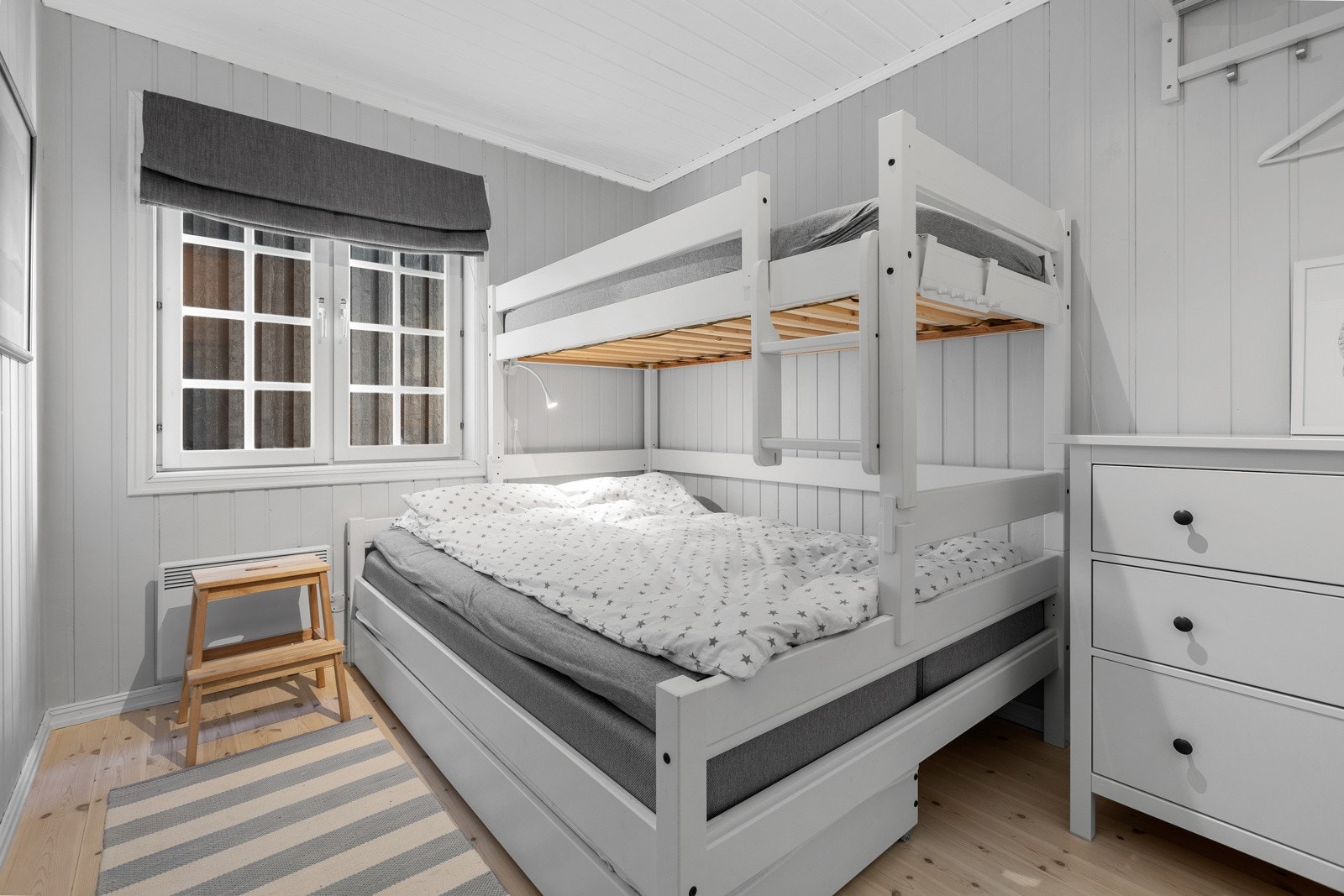 Begge senger har praktisk skuff med mulighet for ekstra sengeplass Galleribilde