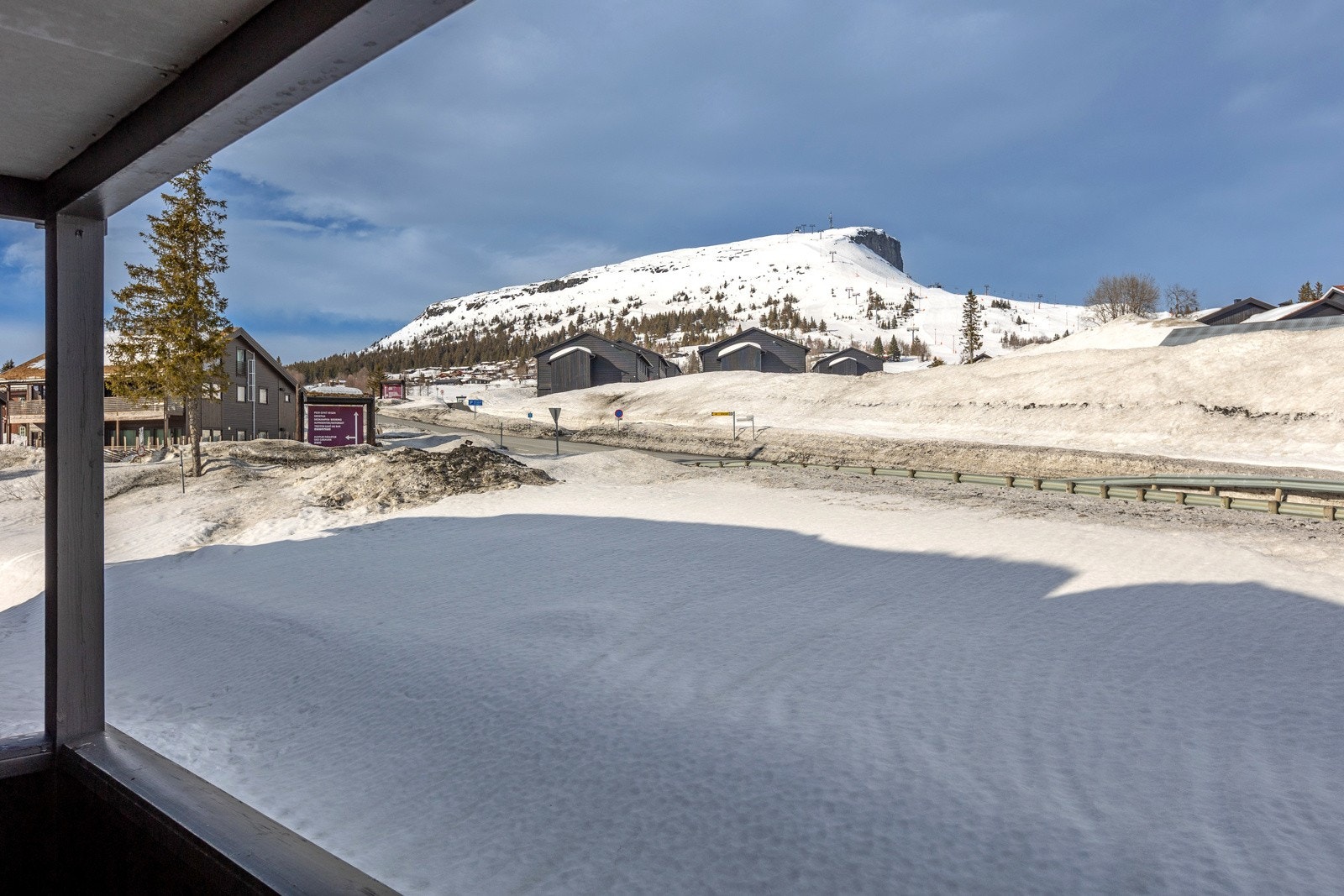 Flott utsikt mot Skeikampen fra balkongen Galleribilde