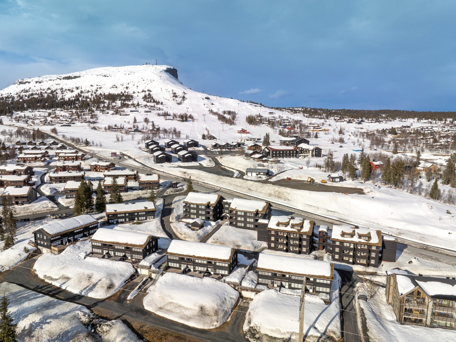 Terrenget er variert med høyfjell og skog, og løypenettet er knyttet sammen med bl.a. Kvitfjell. Galleribilde