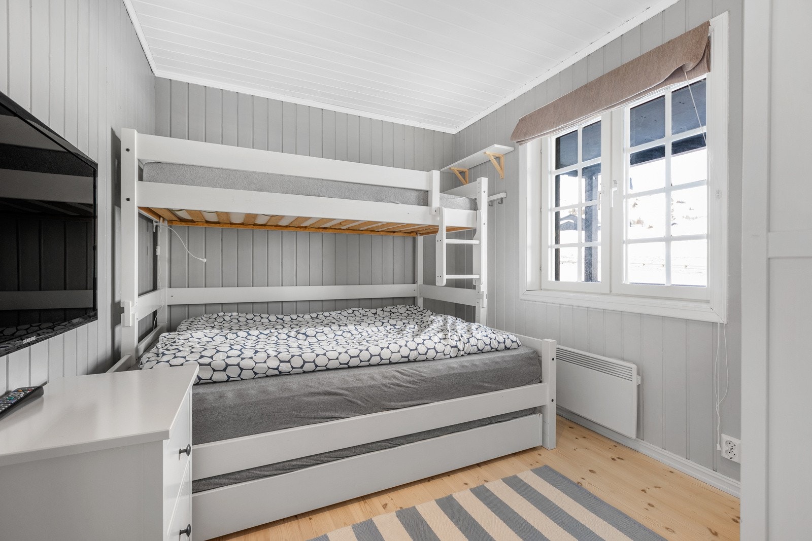 Det er to soverom i leiligheten, begge med familiekøysenger Galleribilde