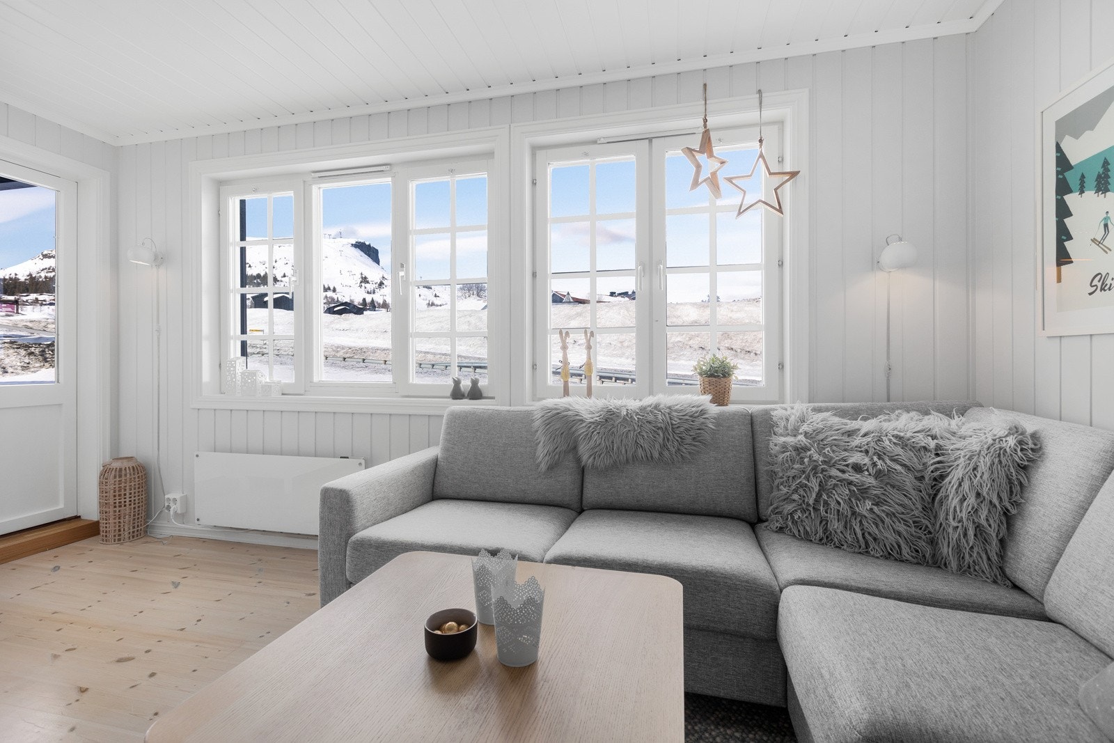 Fra stuen er det utgang til en takoverbygd balkong som vendet mot Skeikampen Galleribilde