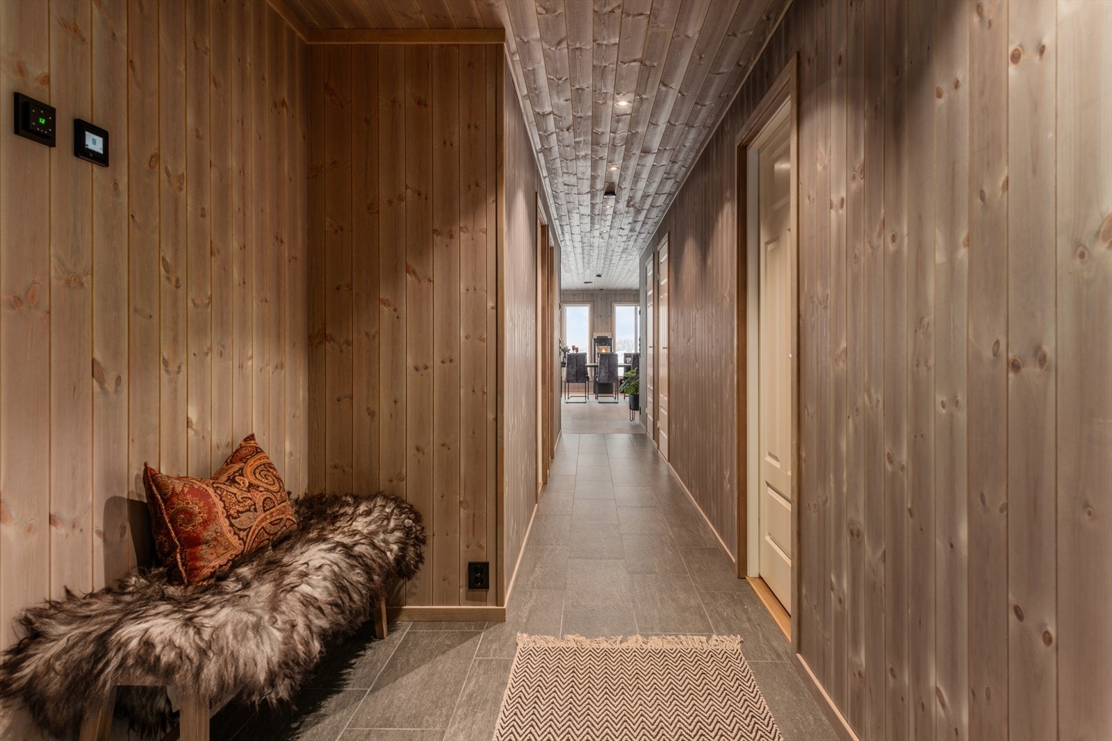Velkommen inn! Flislagt gang med varmekabler og plass til garderobeløsning. Galleribilde