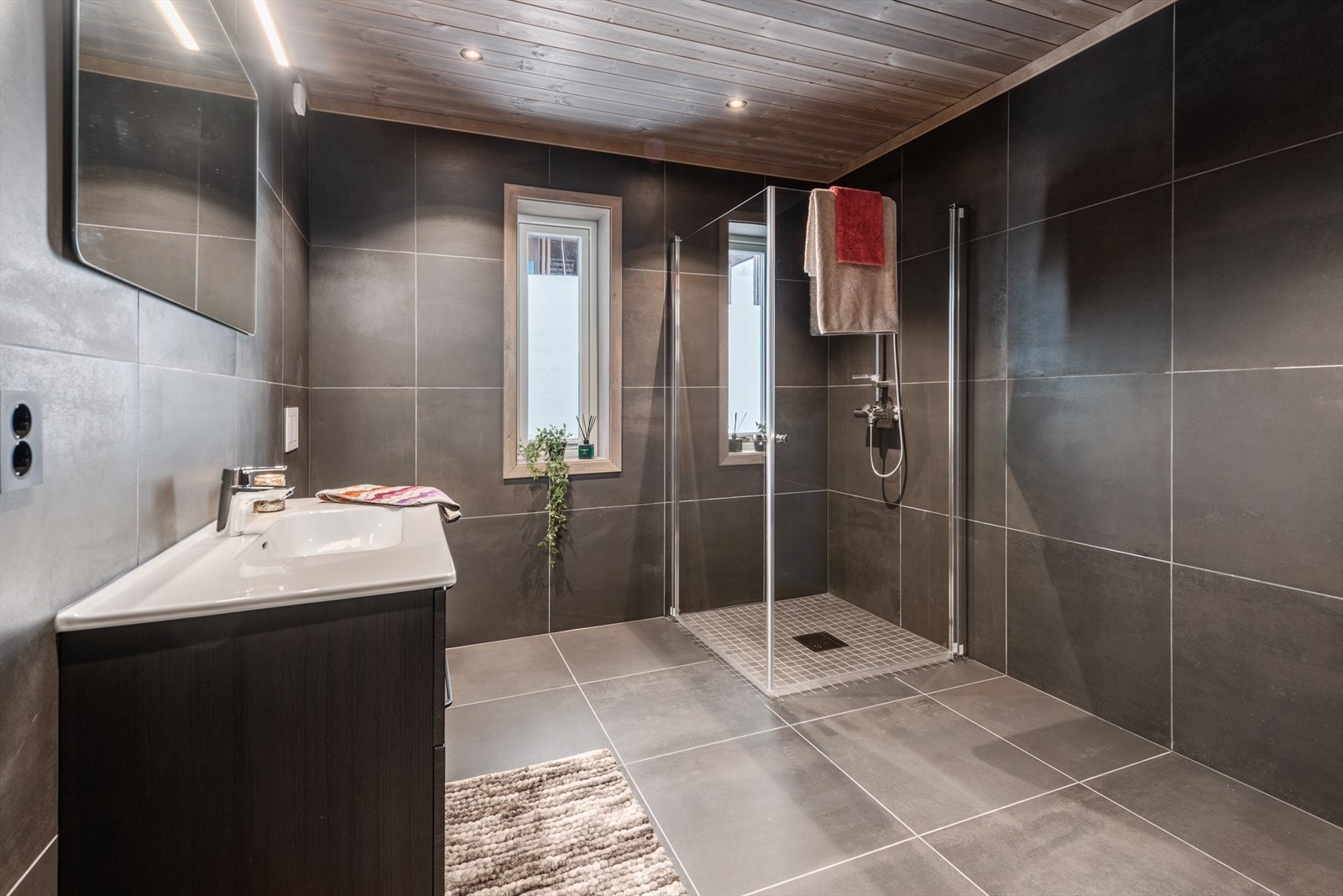 Baderom nr. 1 av god størrelse. Dersom ønskelig kan det leveres med badstue. Galleribilde