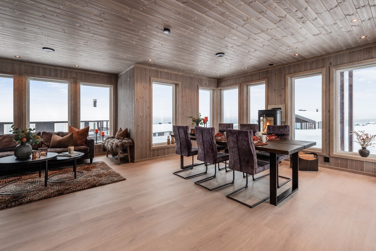 Oppholdsrommet har god plass til større spisegruppe for å samle familie og venner. Galleribilde