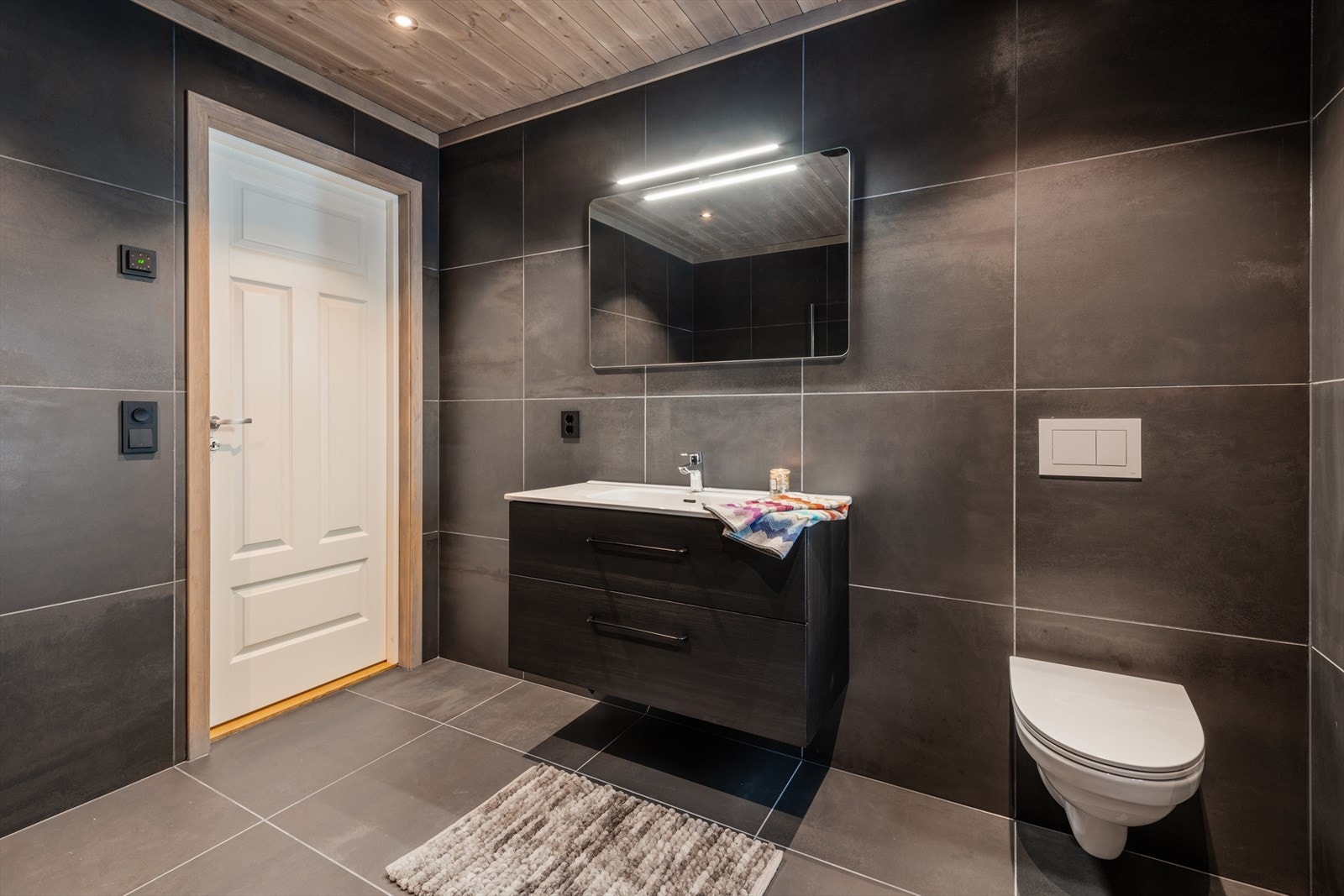 Leiligheten har to delikate bad med flotte fliser på gulv og vegger. Galleribilde