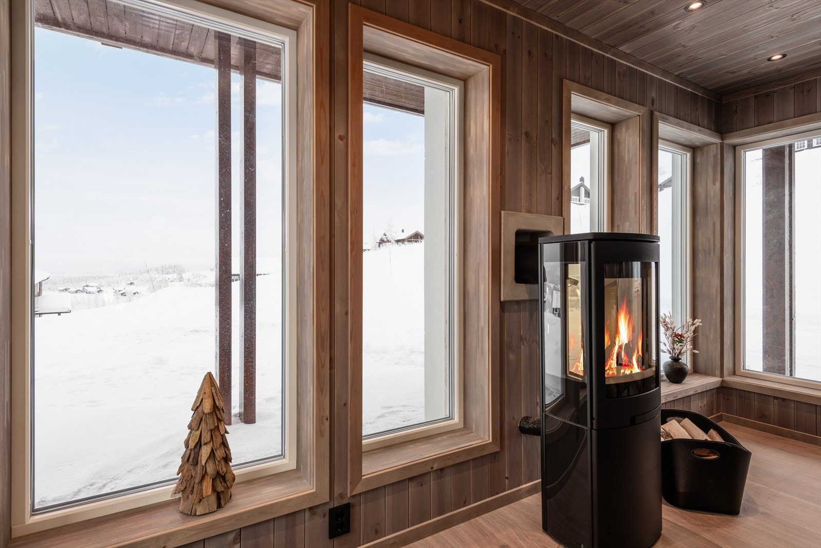 Sentralt i rommet står peisovnen for hygge og varme. Galleribilde