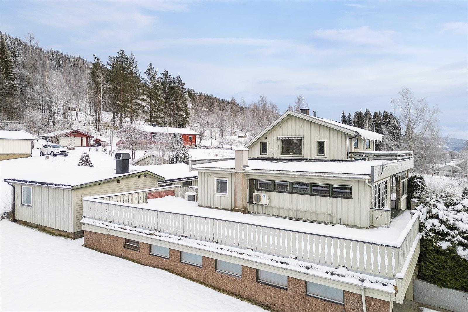 Terrassen strekker seg rundt boligen og har god plass til møblement. Galleribilde