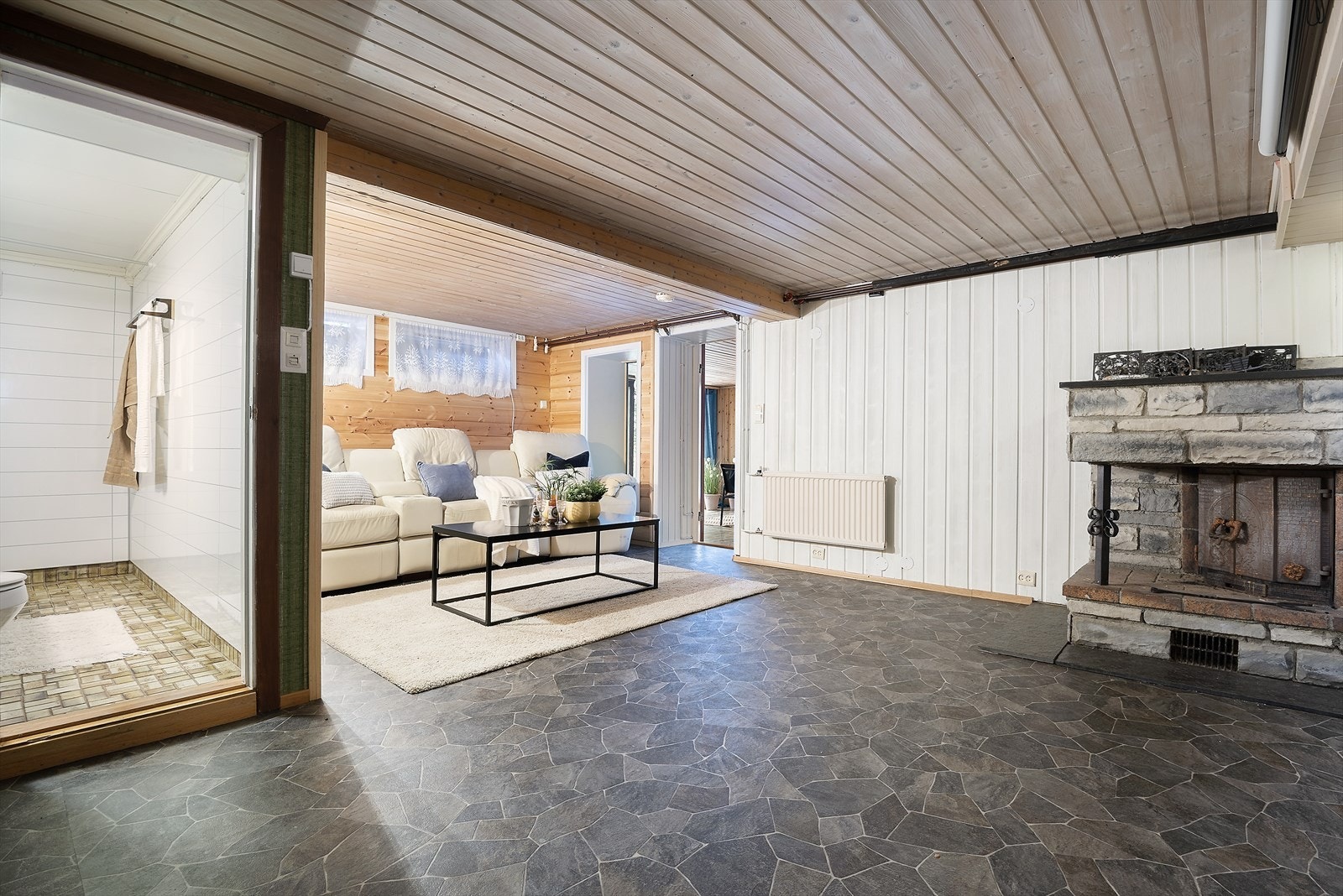 Romslig kjellerstue med koselig peis. Galleribilde