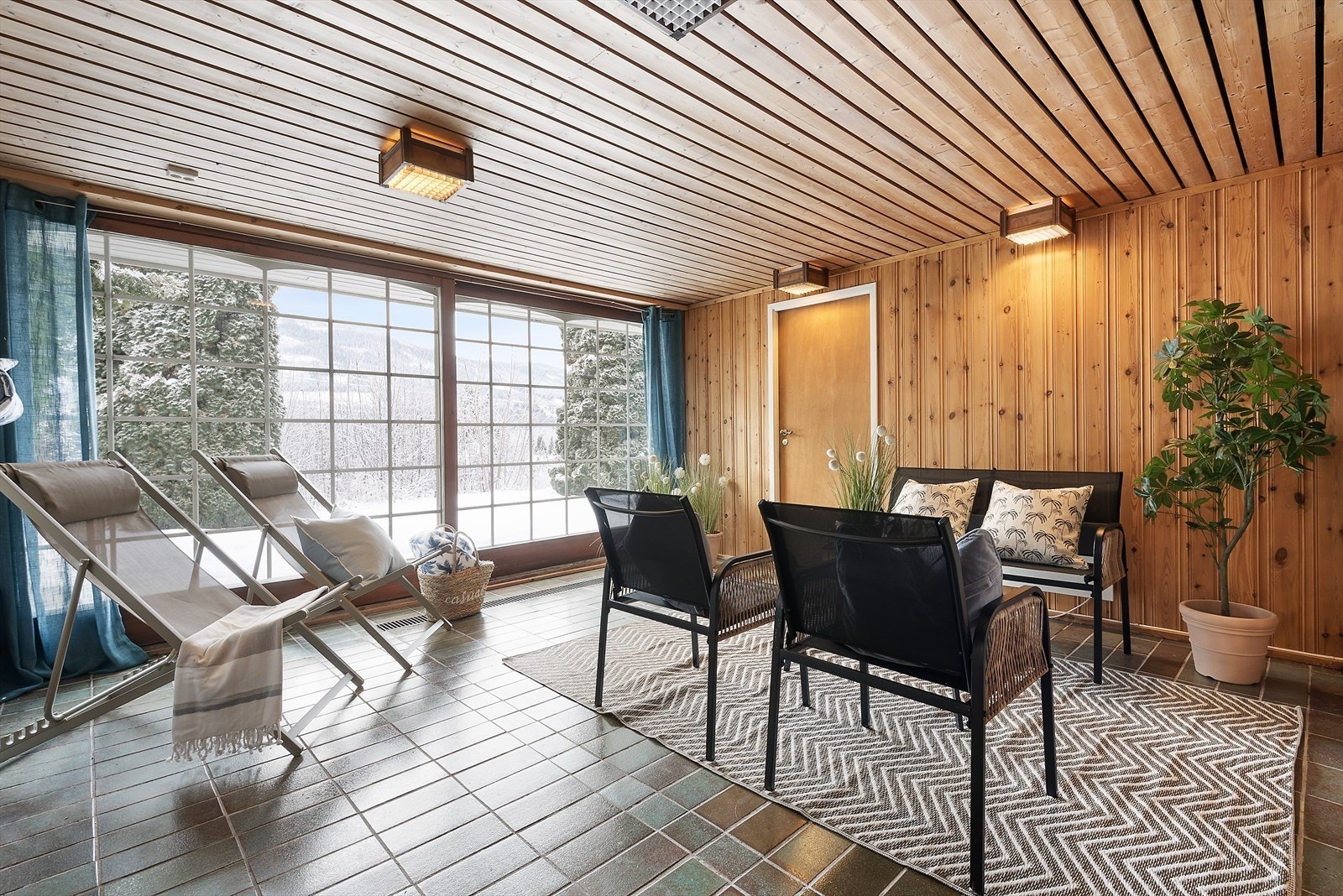 Store vindusflater slipper inn godt med lys. Galleribilde