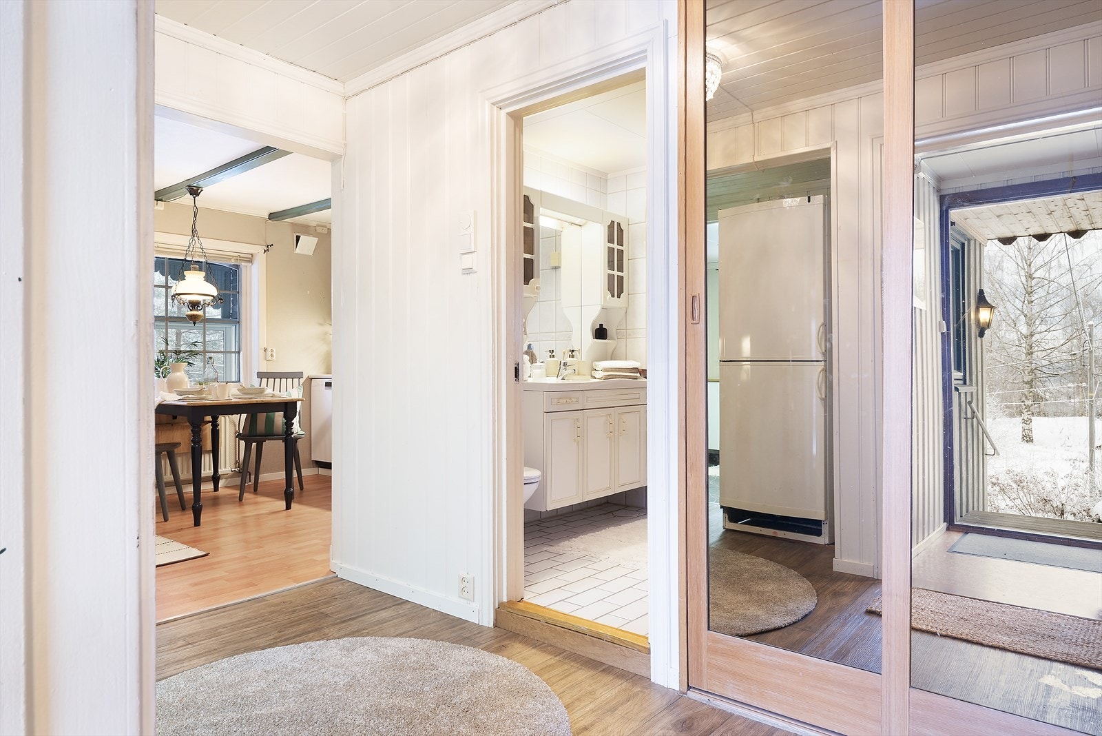 Fordelingsgang med skyvedørsgarderobe. Galleribilde