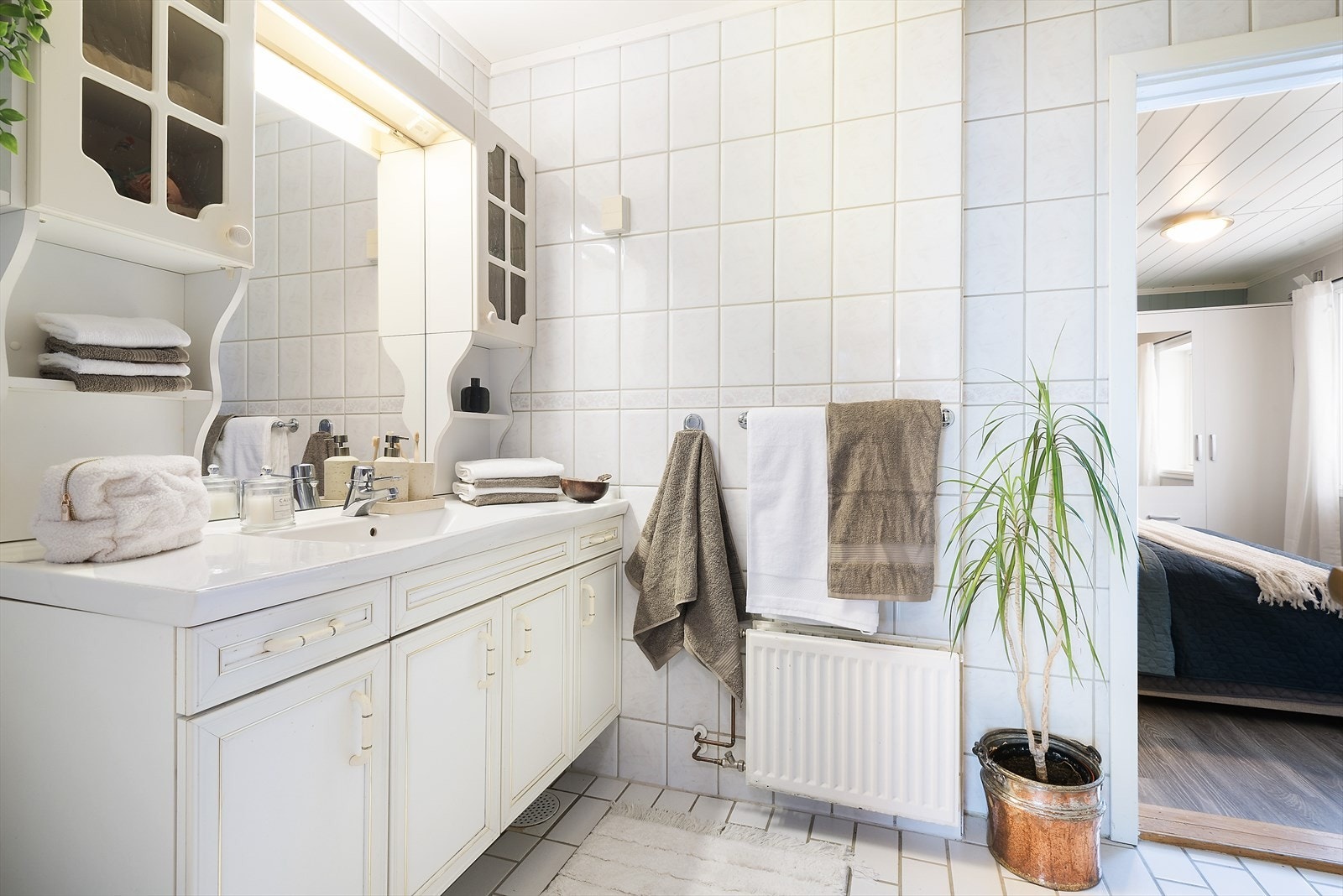 Badet har lys innredning. Galleribilde