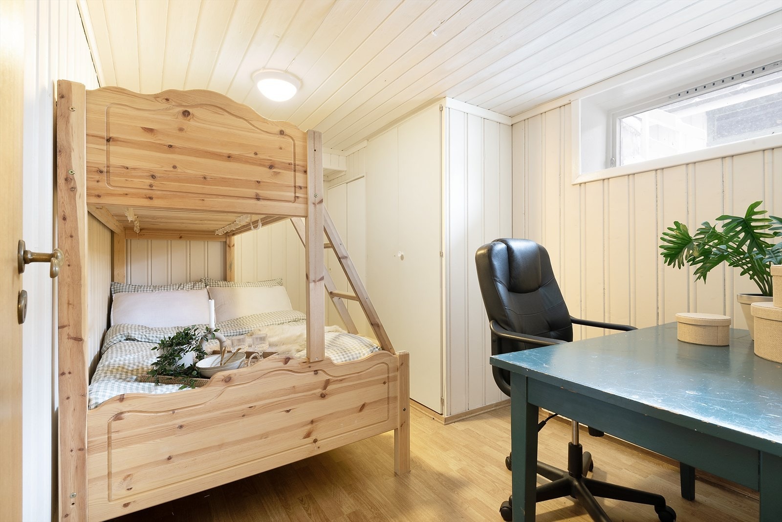 Lysmalte flater i kjelleretasjen. Galleribilde