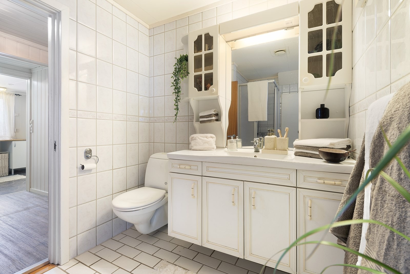 Badet er også tilgjengelig fra gang. Galleribilde
