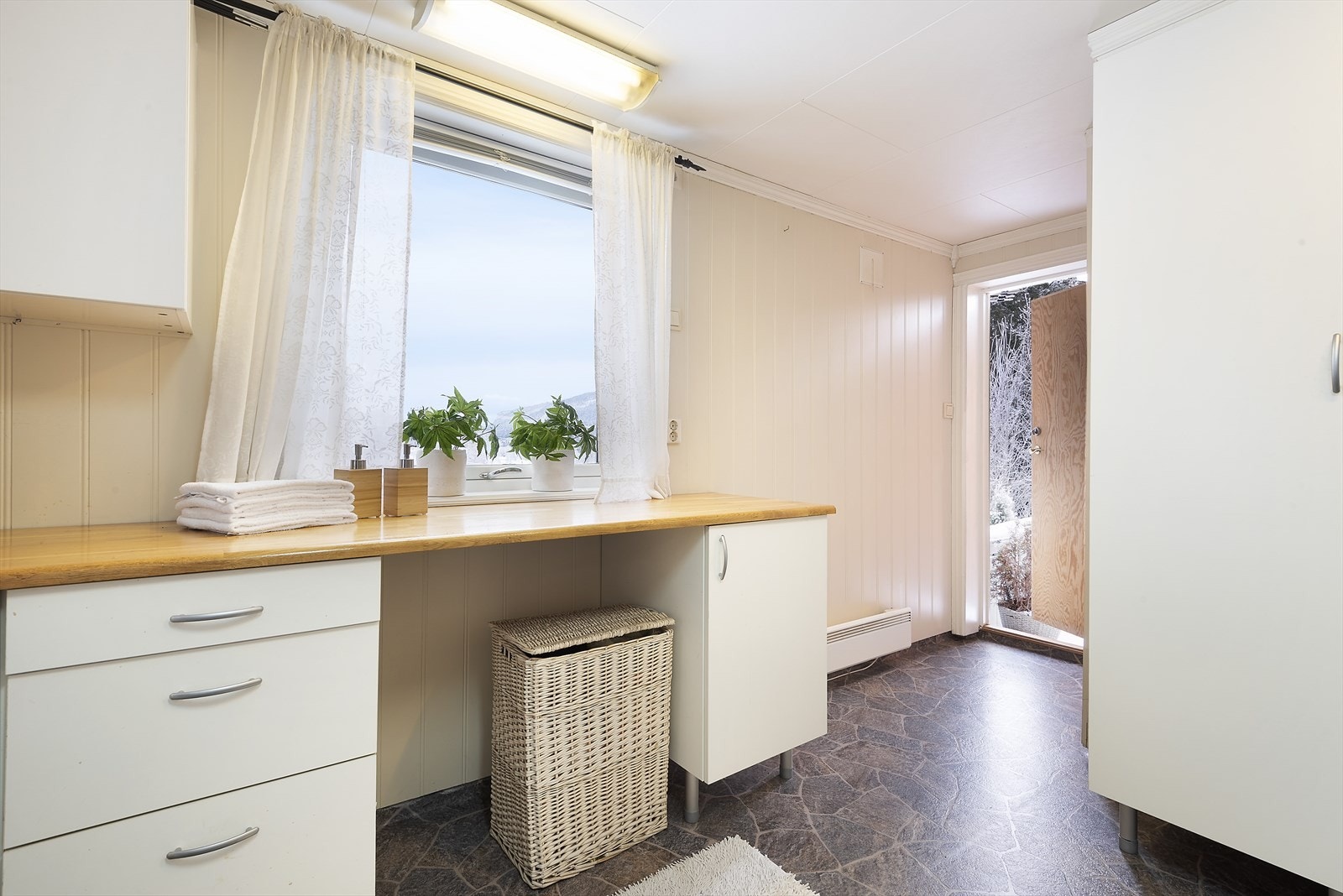 Praktisk med benkeplass og oppbevaringsmuligheter. Galleribilde