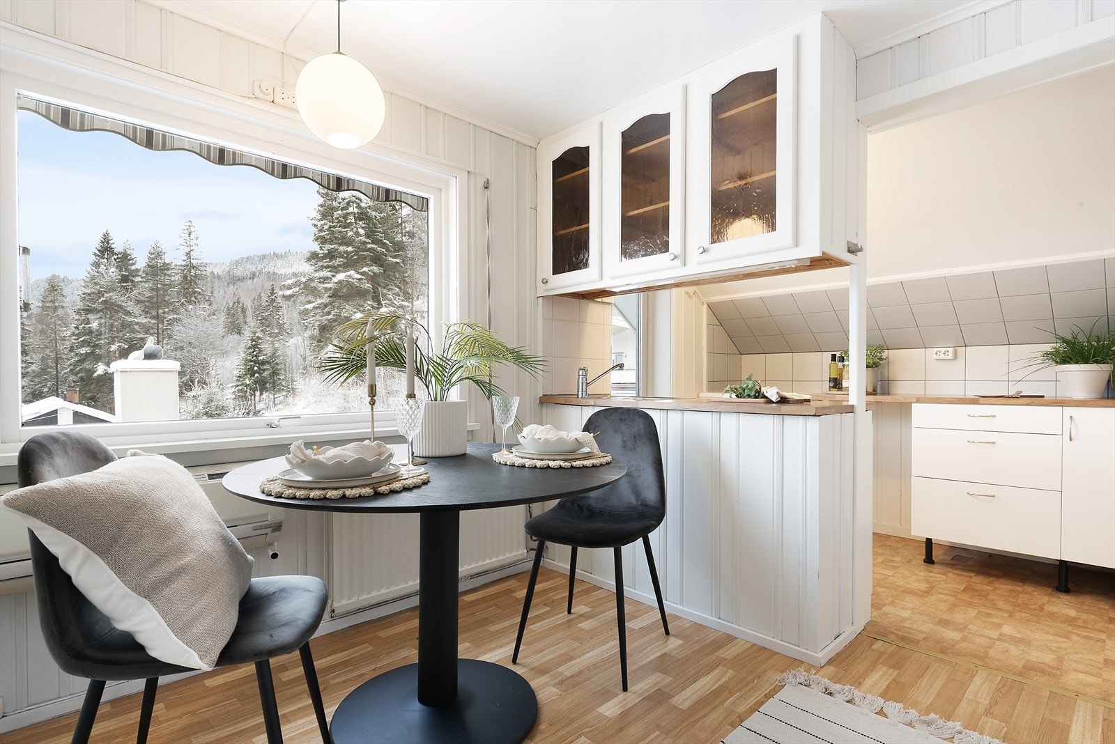 Egen kjøkkenkrok med spiseplass. Galleribilde