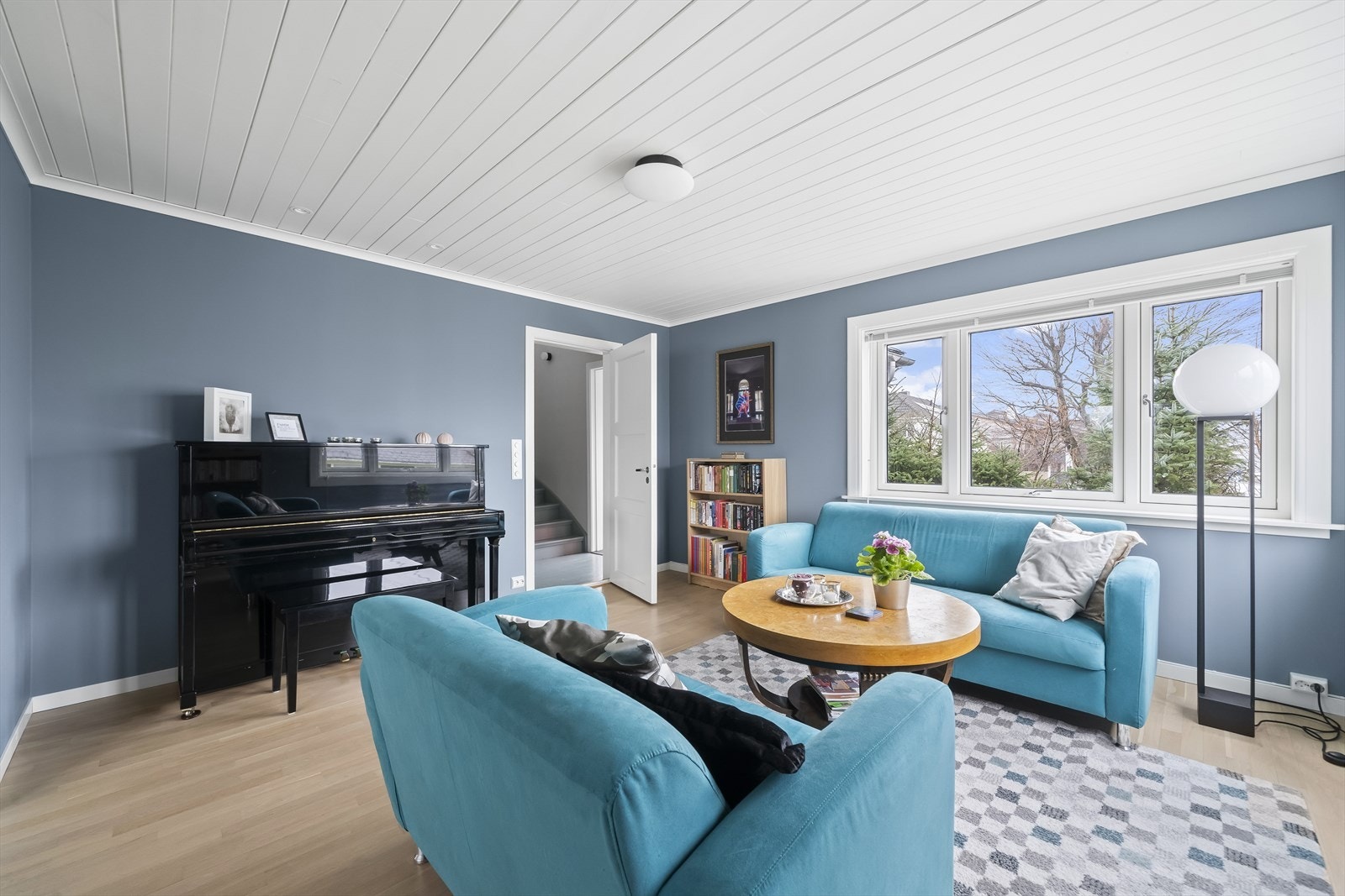 Stuen er todelt med en dagligstuedel og en spisestuedel. Her kan man innredet etter eget ønske og behov. Galleribilde