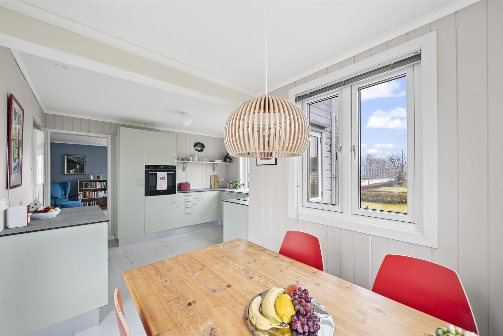 Trivelig kjøkken med gode løsninger og kjekk spiseplass. Galleribilde