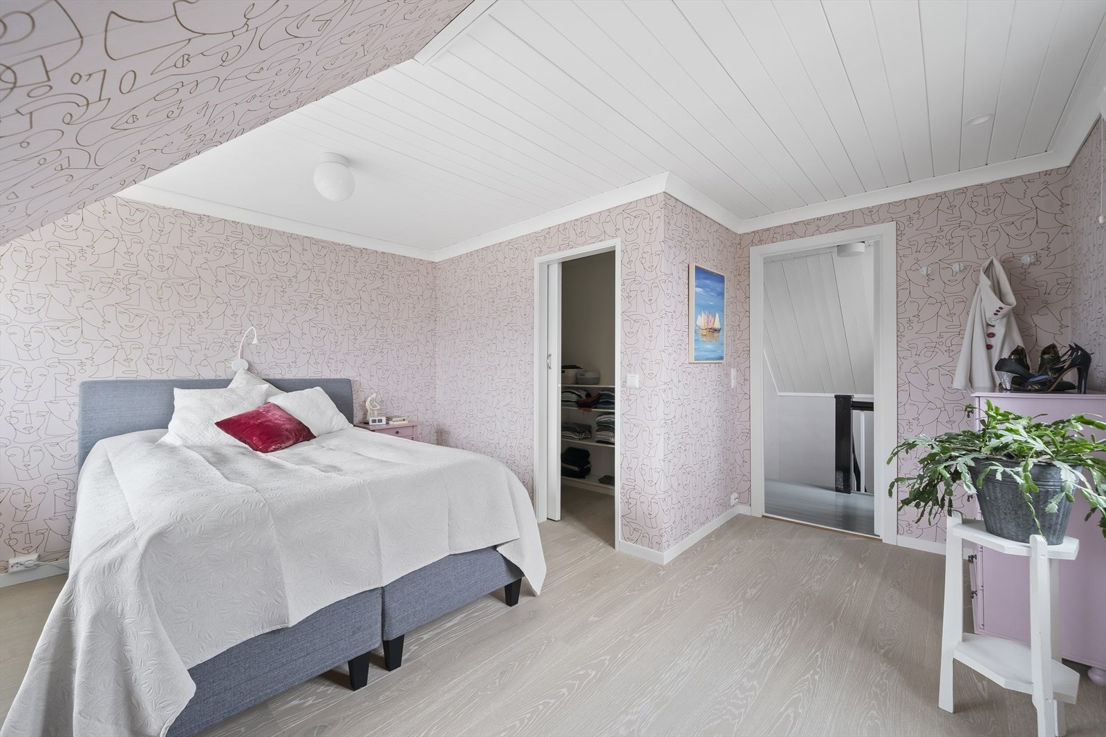 Soverom 1 av 3 er stort og har inngang til et privat walk-in-closet. Galleribilde