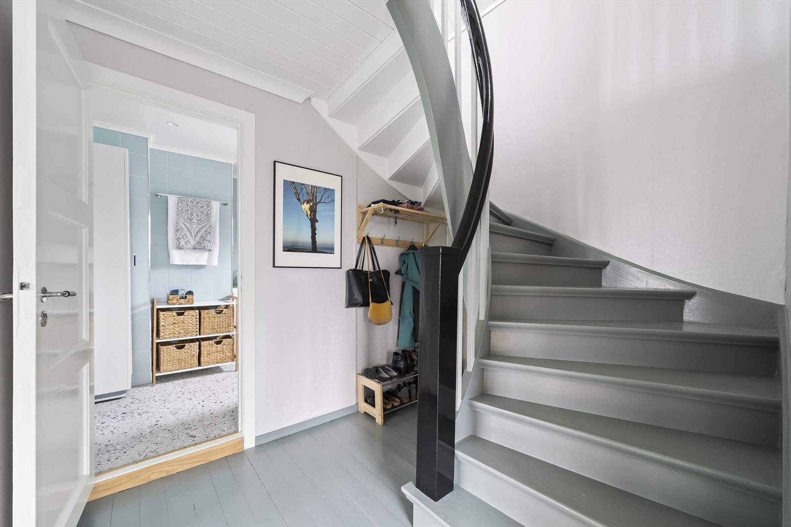 Flere av husets originale detaljer er ivaretatt som bl.a. trappen. Galleribilde