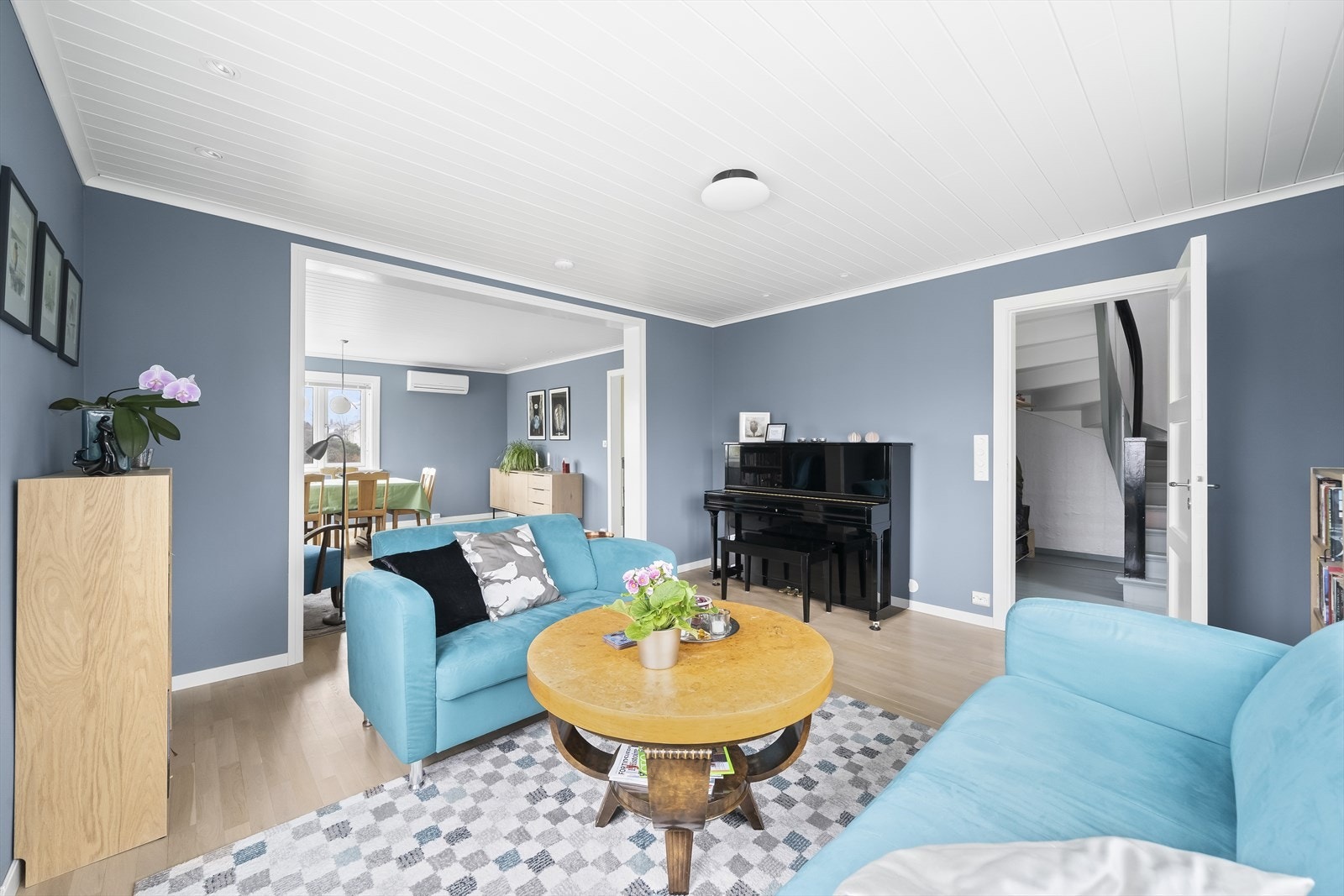 Boligen har en gjennomtekt og delikat sammensetning av farger og materialvalg. Galleribilde