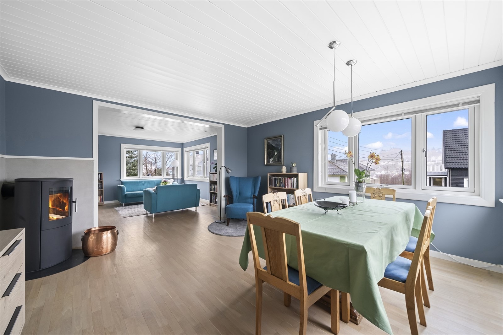 På kalde dager er det godt å ha en god nyere vedovn, som bidrar til en lun varme og stemning i rommet. Galleribilde