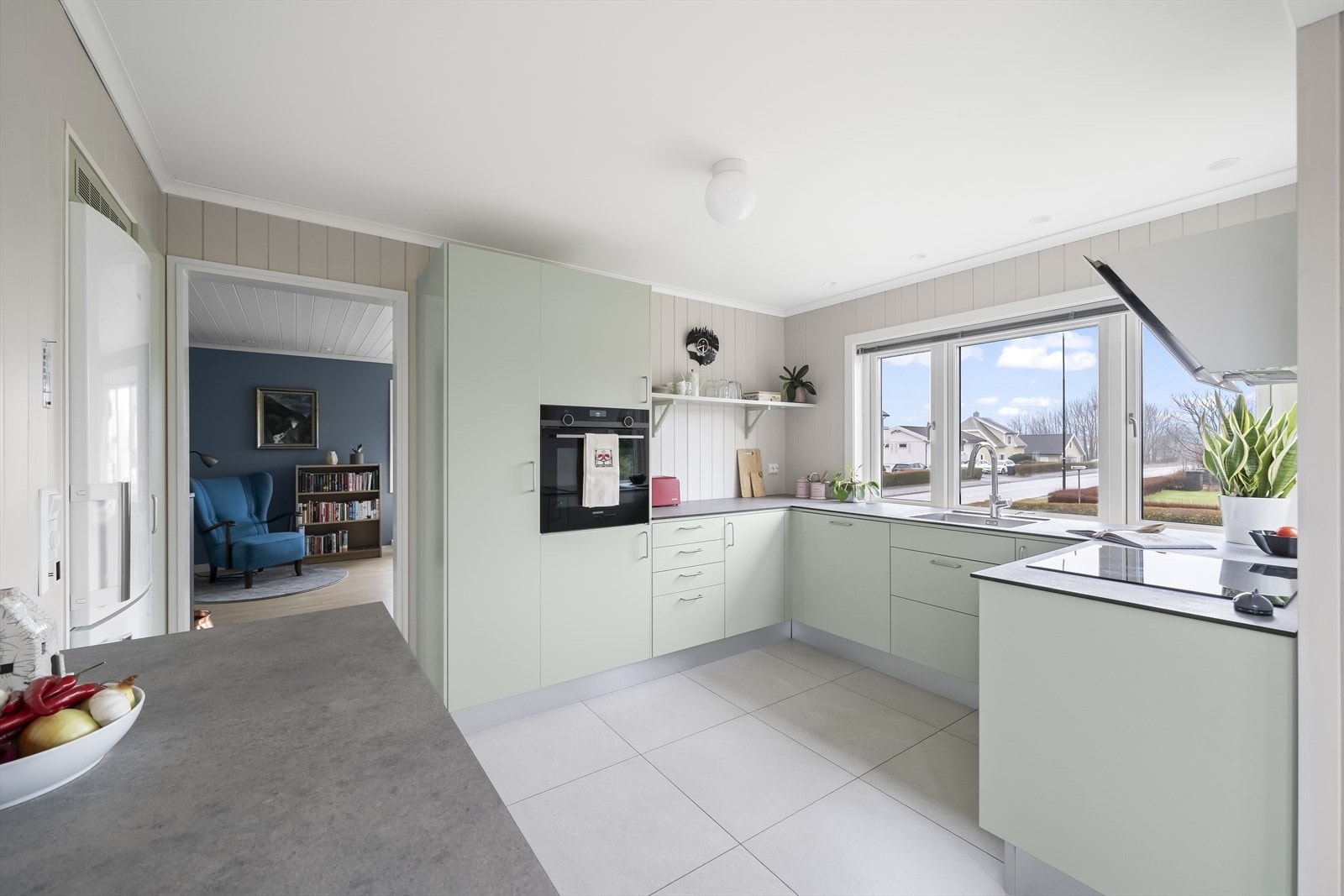 Store vindusflater på kjøkkenet som har en god planløsning. En løsning som gir rom for en god arbeidsplass. Galleribilde